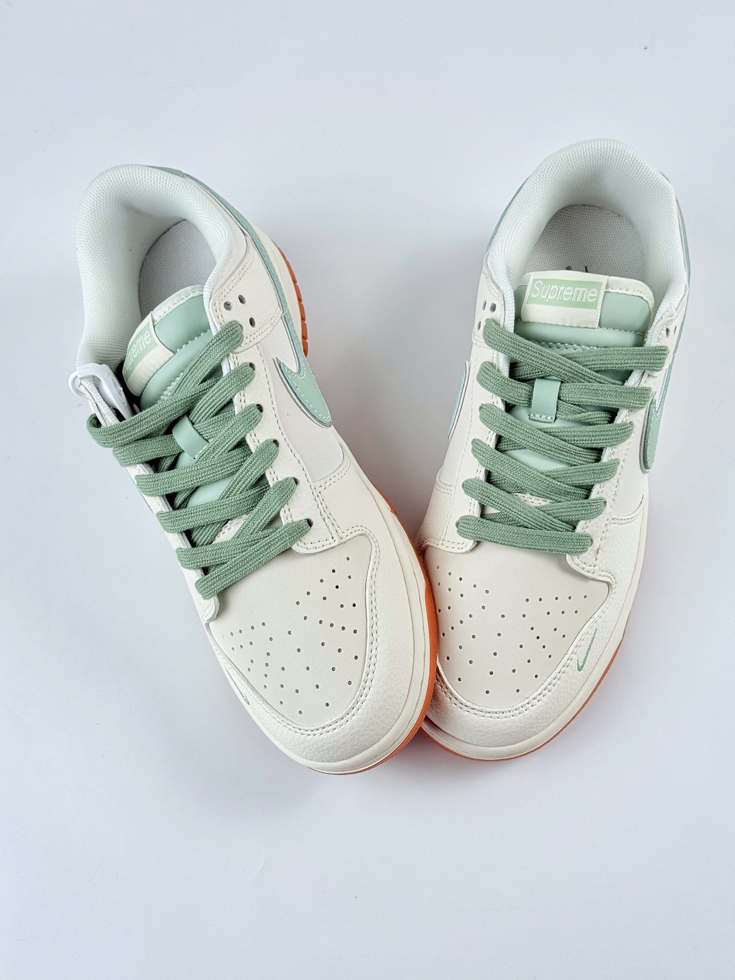 260 Nike SB Dunk Low x Supreme 白绿小勾 XF8698-089