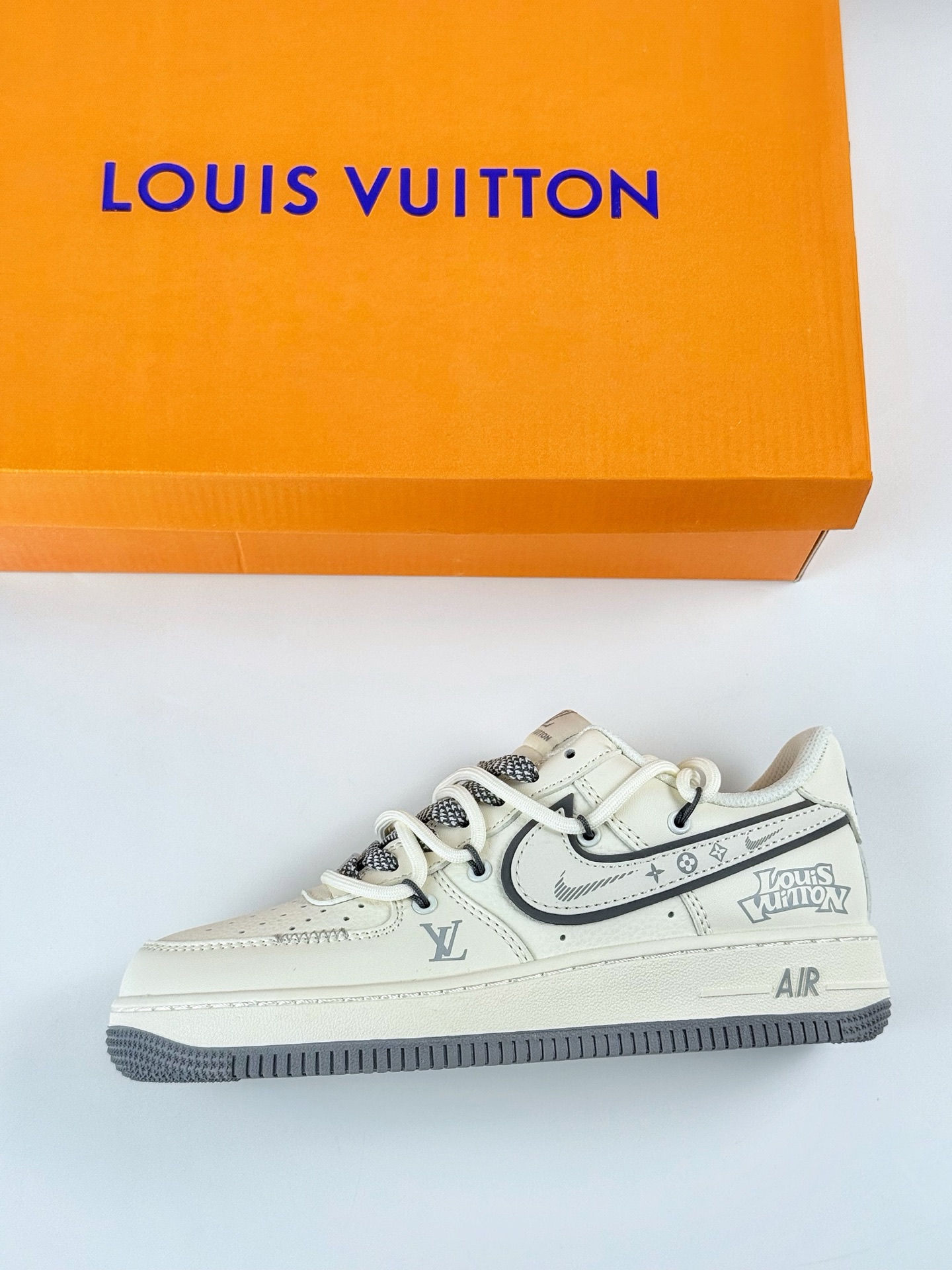 260 Nike Air Force 1 Low 07 x Louis Vuitton 米白双小勾满天星 DM6868-100