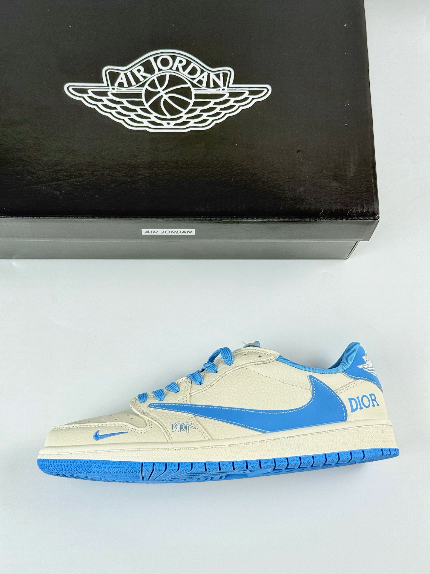Travis Scott x Nike Air Jordan 1 Low x DIOR Air Jordan 1 Low 反转白蓝小勾倒钩 LD2025-028