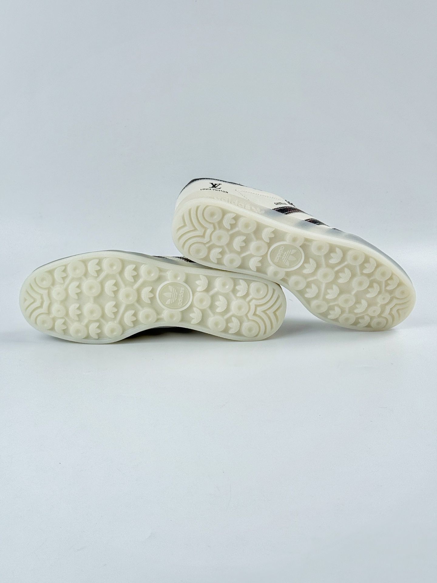 adidas Originals Gazelle INdoor x Louis Vuitton 灰白黑 三叶草休闲防滑耐磨低帮板鞋 DM1234-009