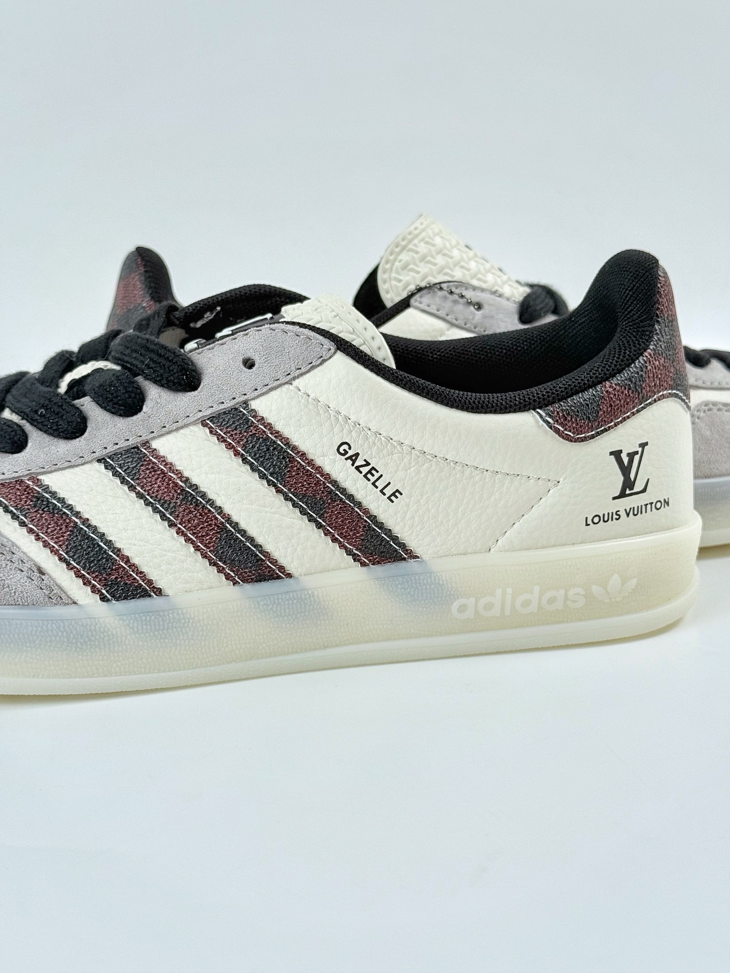 adidas Originals Gazelle INdoor x Louis Vuitton 灰白黑 三叶草休闲防滑耐磨低帮板鞋 DM1234-009