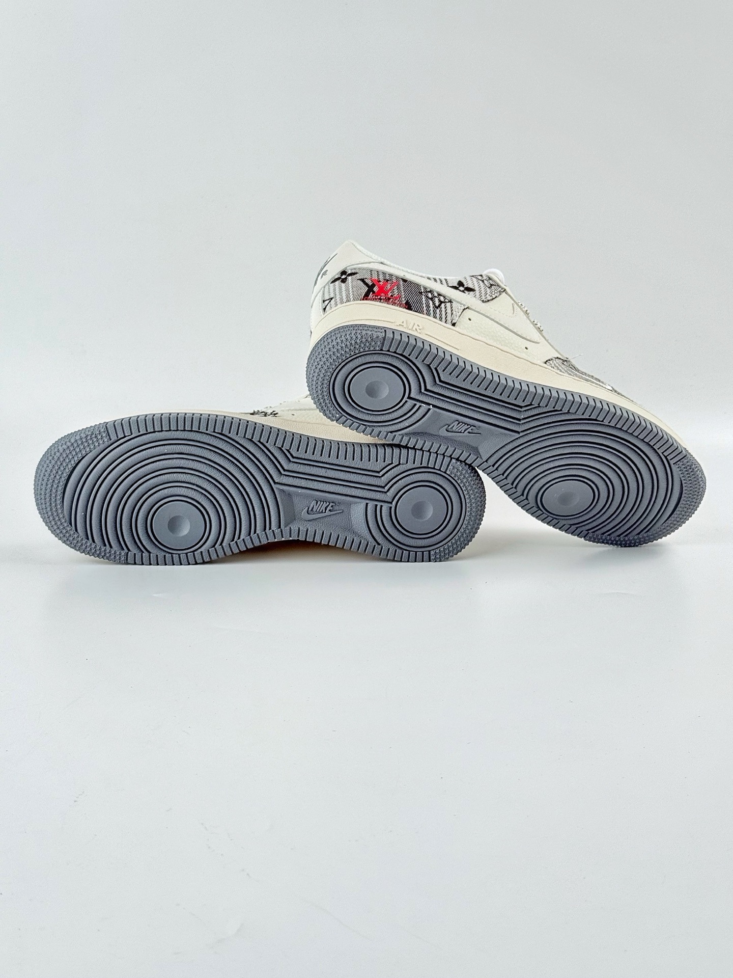 Nike Air Force 1 Low 07 x Louis Vuitton 黑白小勾满天星 XS1958-587