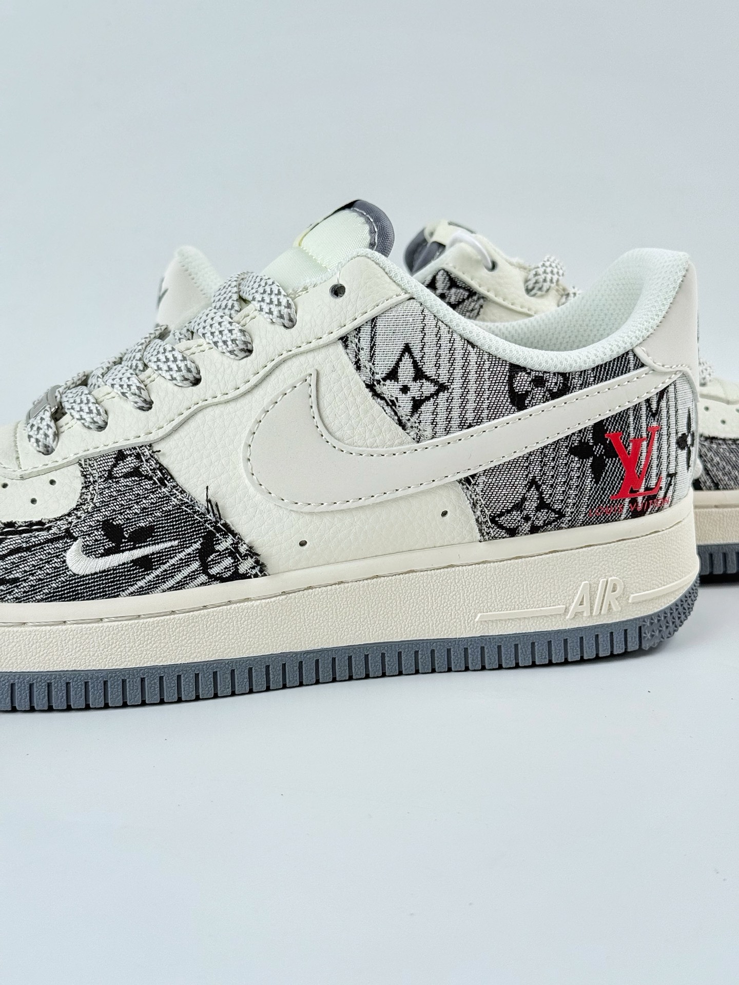 Nike Air Force 1 Low 07 x Louis Vuitton 黑白小勾满天星 XS1958-587
