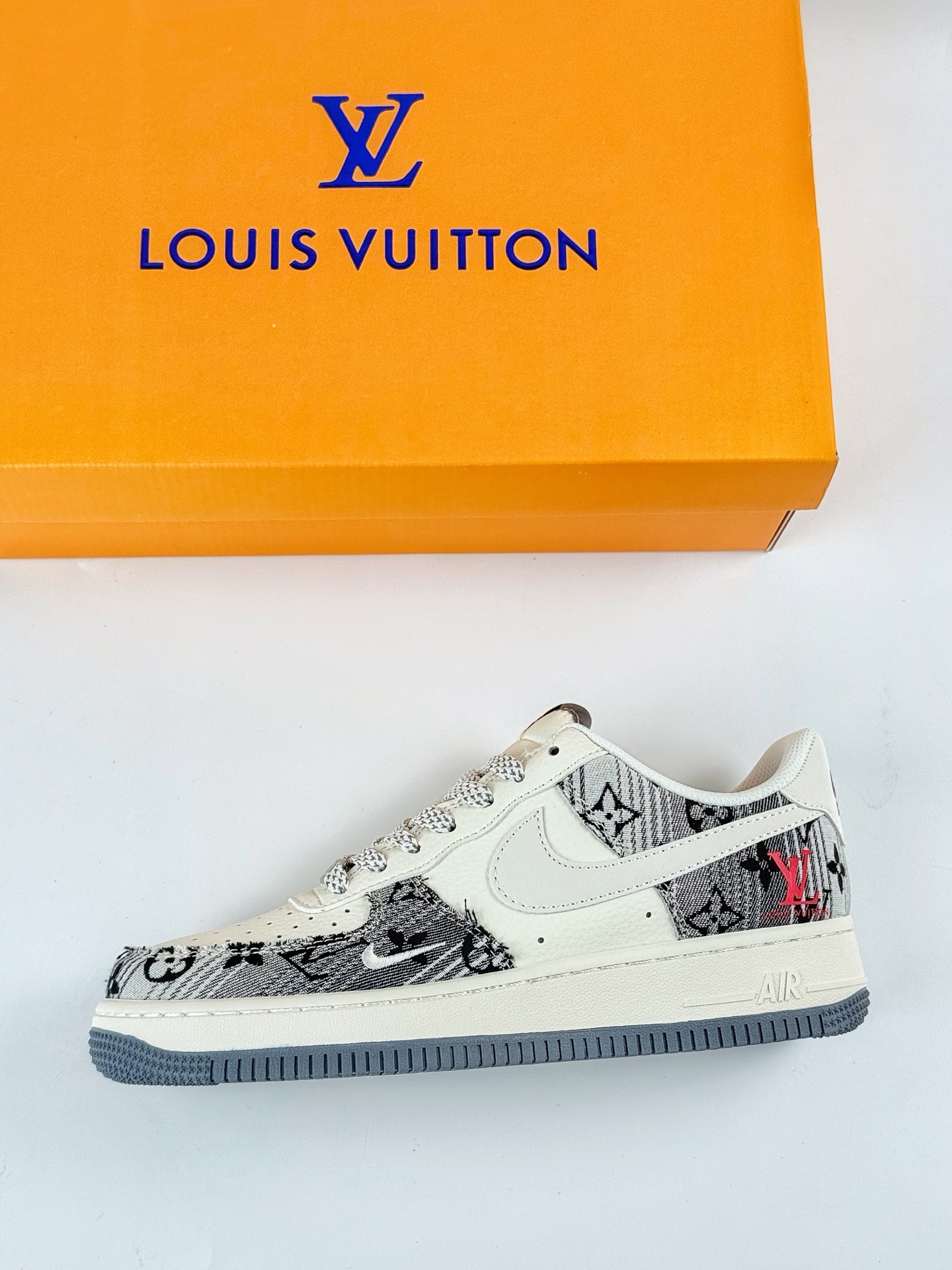 Nike Air Force 1 Low 07 x Louis Vuitton 黑白小勾满天星 XS1958-587