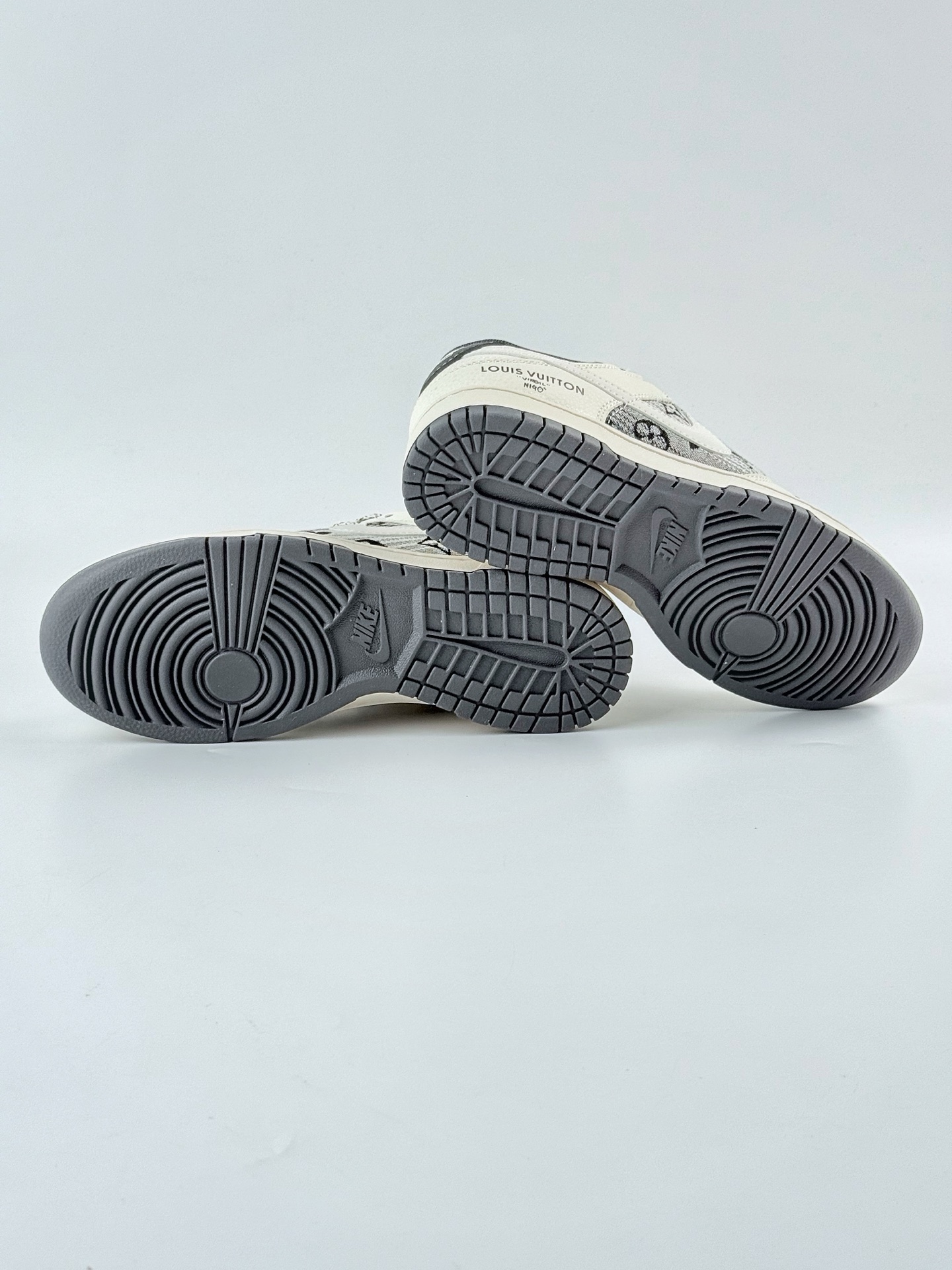 Nike SB Dunk Low x Louis Vuitton 白黑满天星 FC1688-230