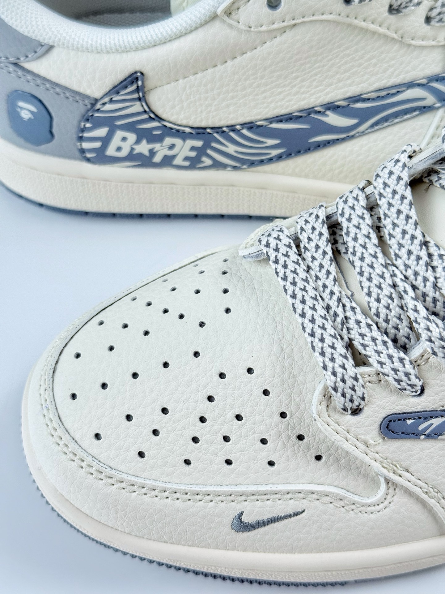 Travis Scott x Nike Air Jordan 1 Low x BAPE Air Jordan 1 Low 反转白灰小勾满天星倒钩 HS8068-002