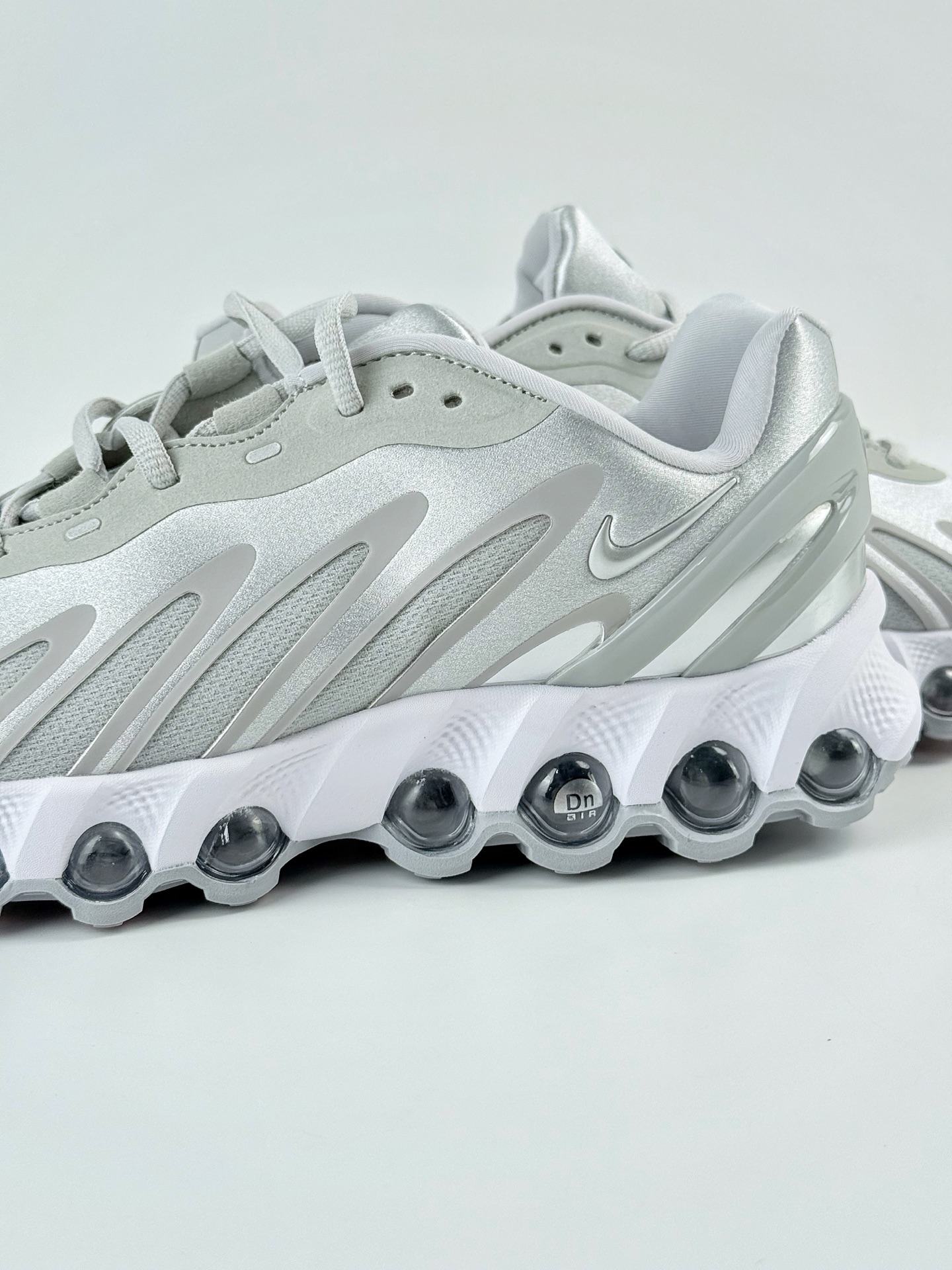 Nike Air Max DN8 复古减震气垫跑鞋 HF5509-002