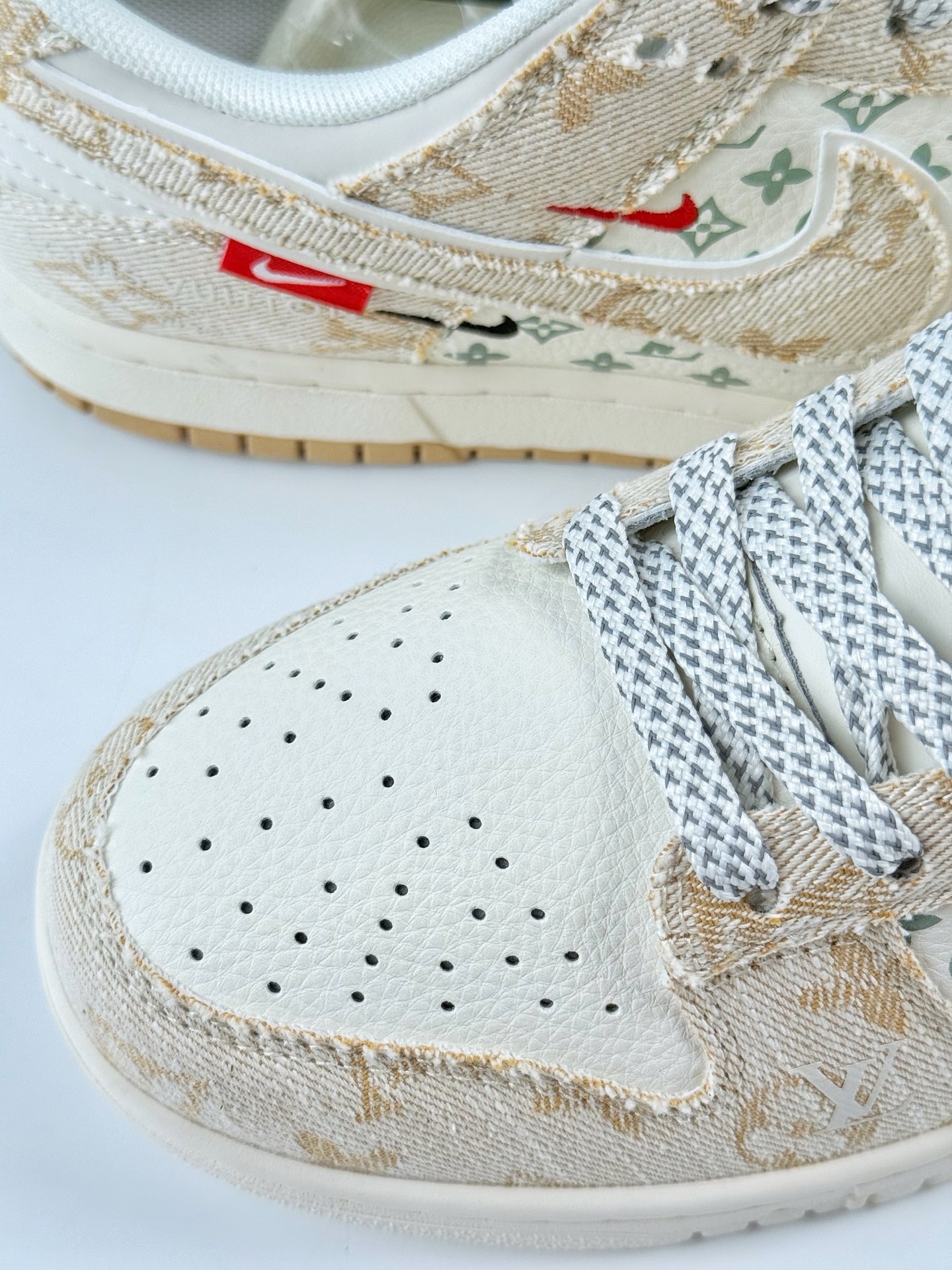 Nike SB Dunk Low x Louis Vuitton 黄白双小勾满天星 YX5066-352