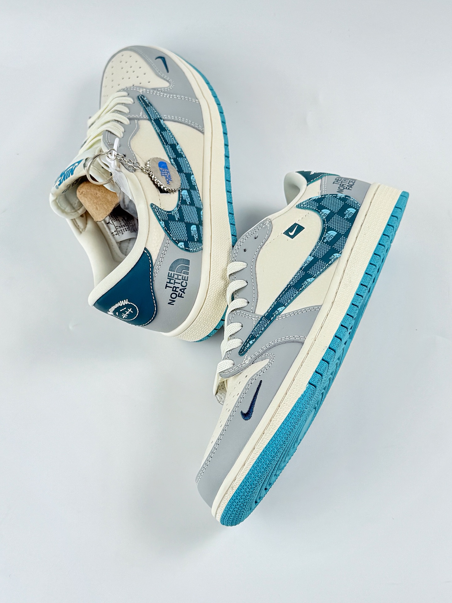 280 Travis Scott x Nike Air Jordan 1 Low x The North Face Air Jordan 1 Low 反转灰白小勾倒钩 LD2025-026