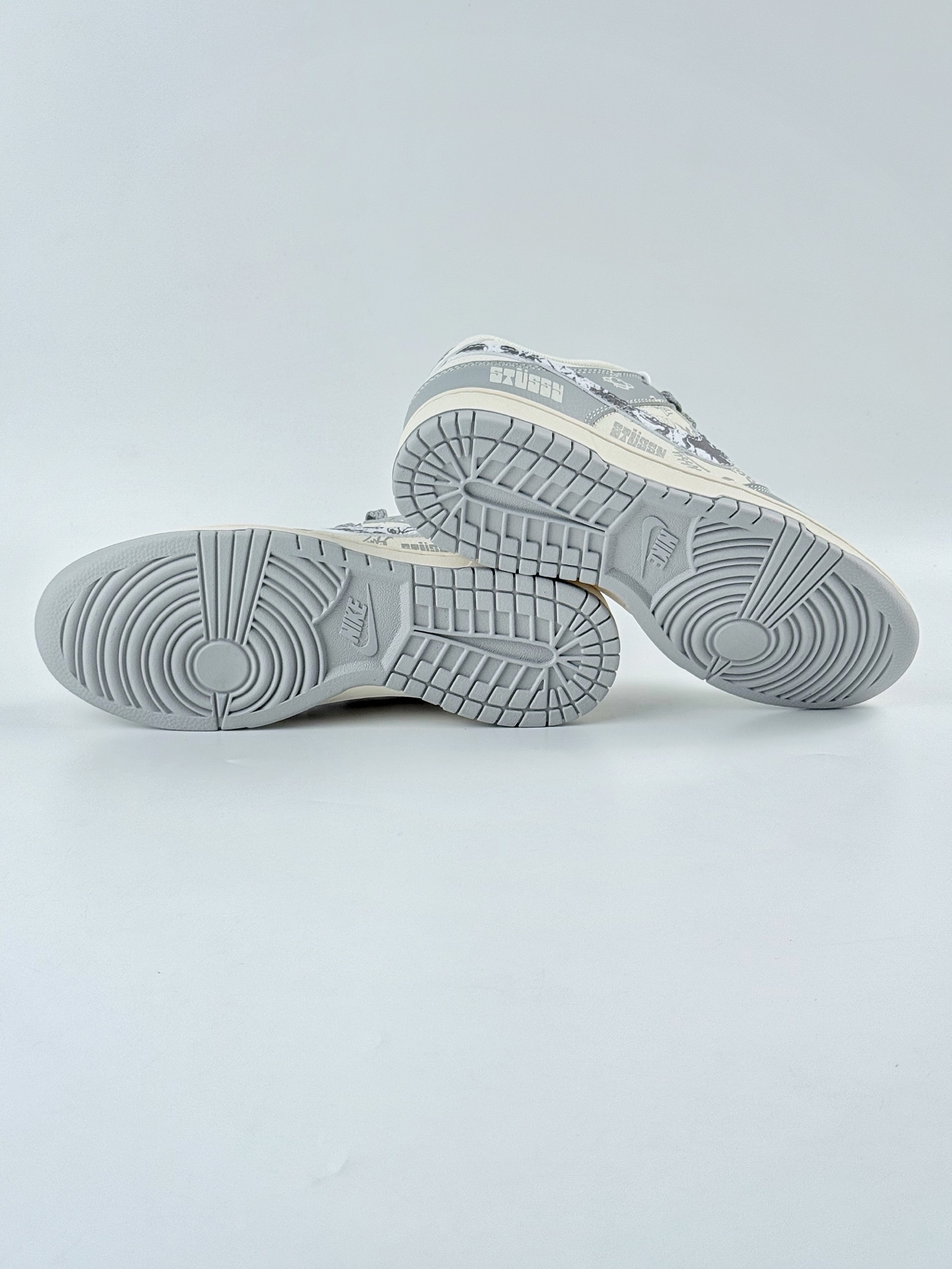 Nike SB Dunk Low x Stussy 灰白小勾满天星 XS6089-588