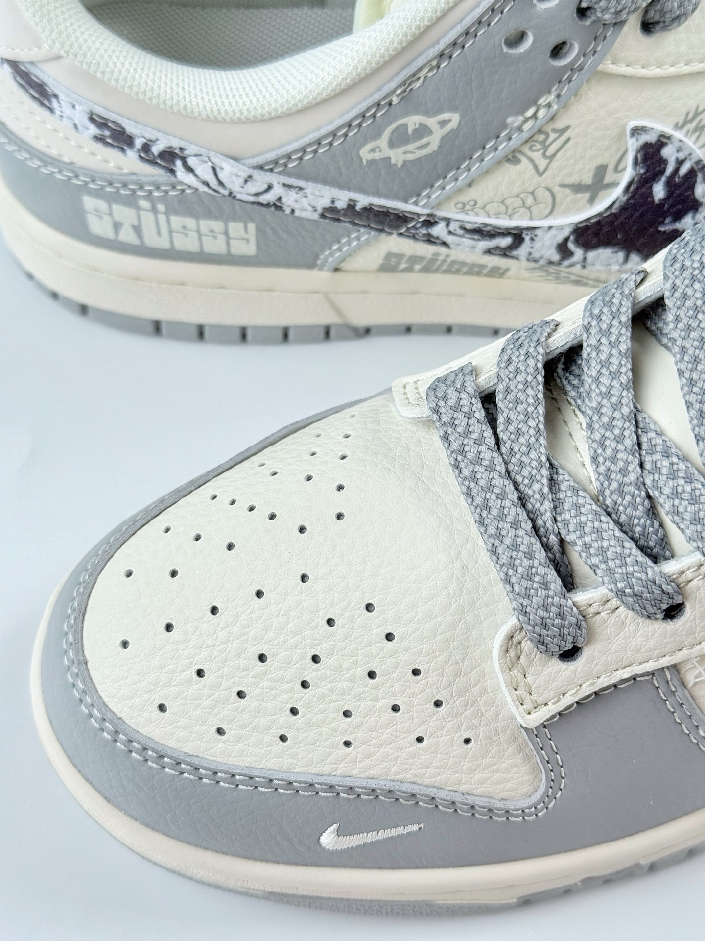 Nike SB Dunk Low x Stussy 灰白小勾满天星 XS6089-588