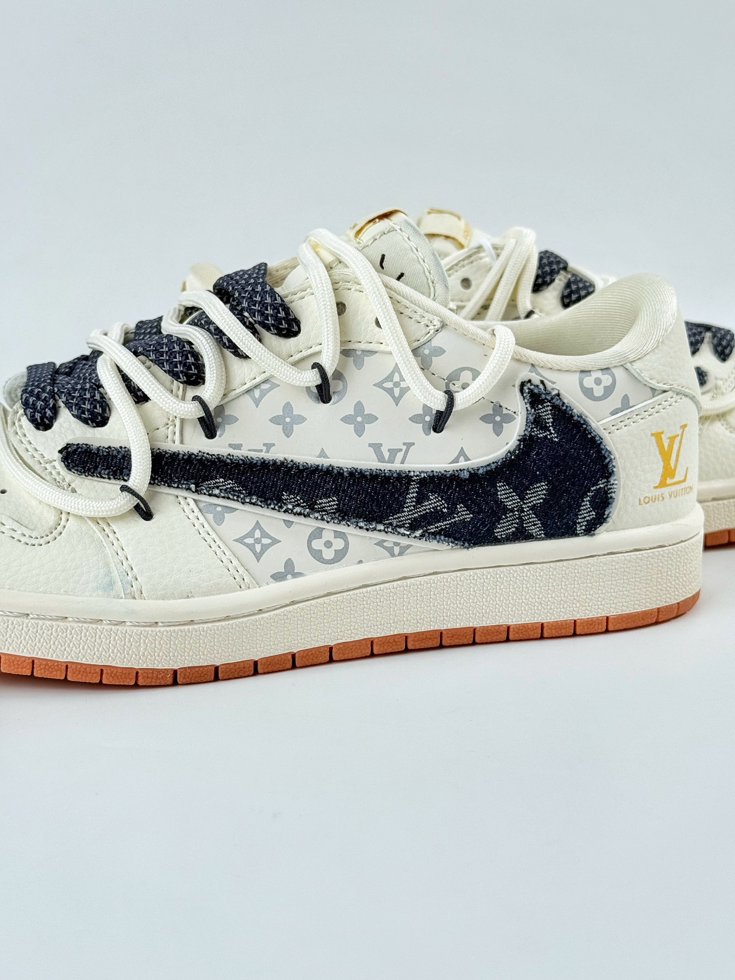 Travis Scott x Nike Air Jordan 1 Low x Louis Vuitton Air Jordan 1 Low 反转白黑满天星倒钩 DM6868-110
