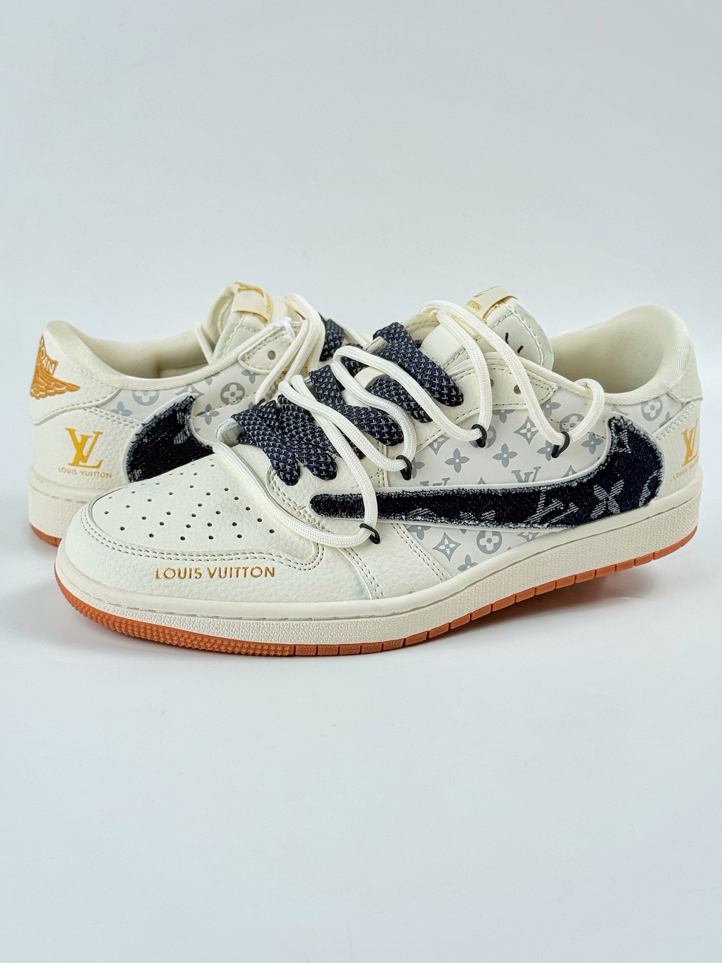 Travis Scott x Nike Air Jordan 1 Low x Louis Vuitton Air Jordan 1 Low 反转白黑满天星倒钩 DM6868-110