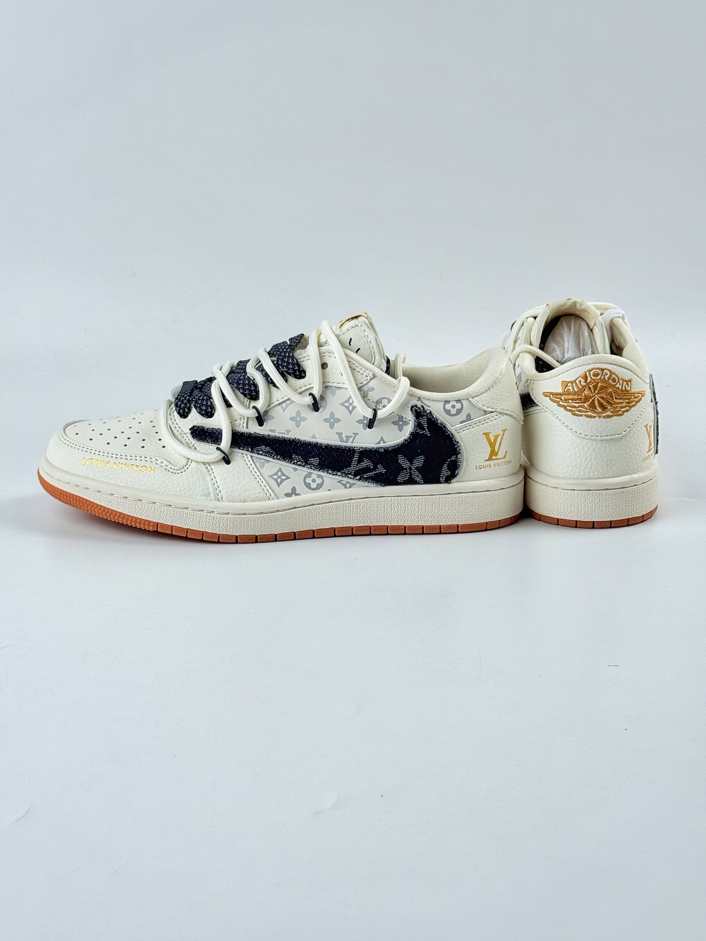 Travis Scott x Nike Air Jordan 1 Low x Louis Vuitton Air Jordan 1 Low 反转白黑满天星倒钩 DM6868-110