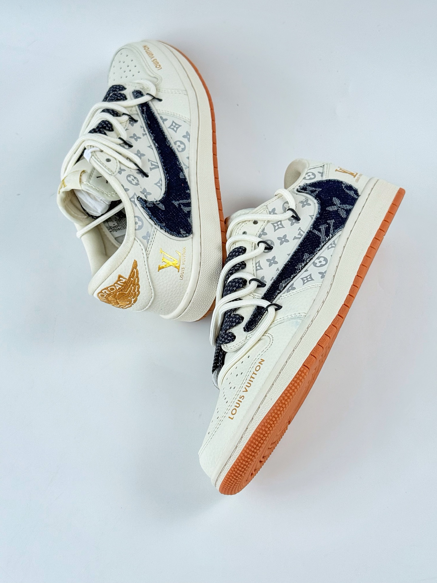 Travis Scott x Nike Air Jordan 1 Low x Louis Vuitton Air Jordan 1 Low 反转白黑满天星倒钩 DM6868-110
