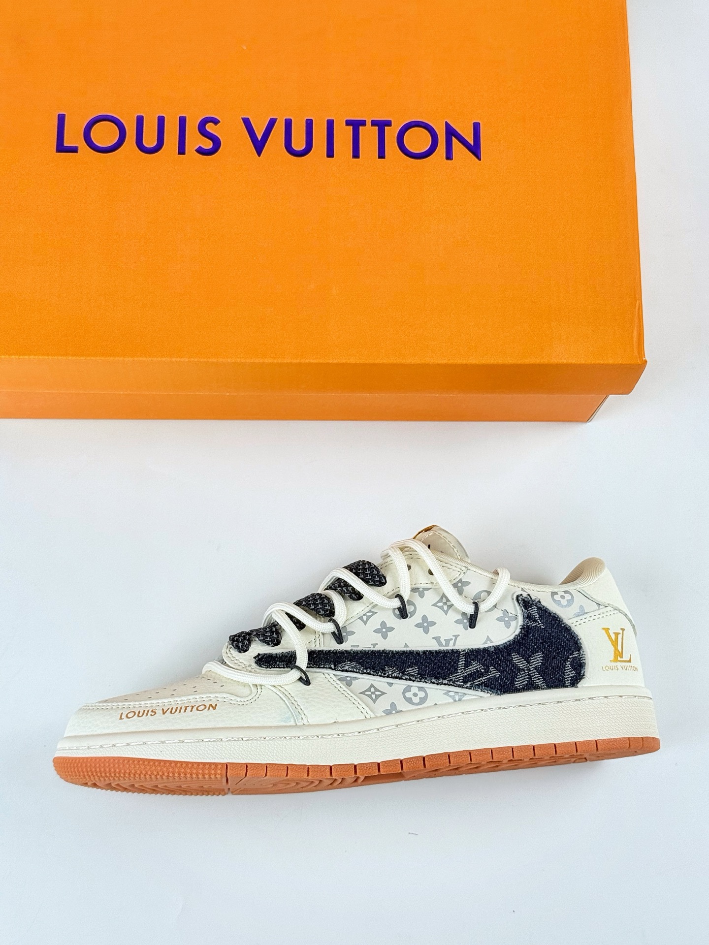 Travis Scott x Nike Air Jordan 1 Low x Louis Vuitton Air Jordan 1 Low 反转白黑满天星倒钩 DM6868-110