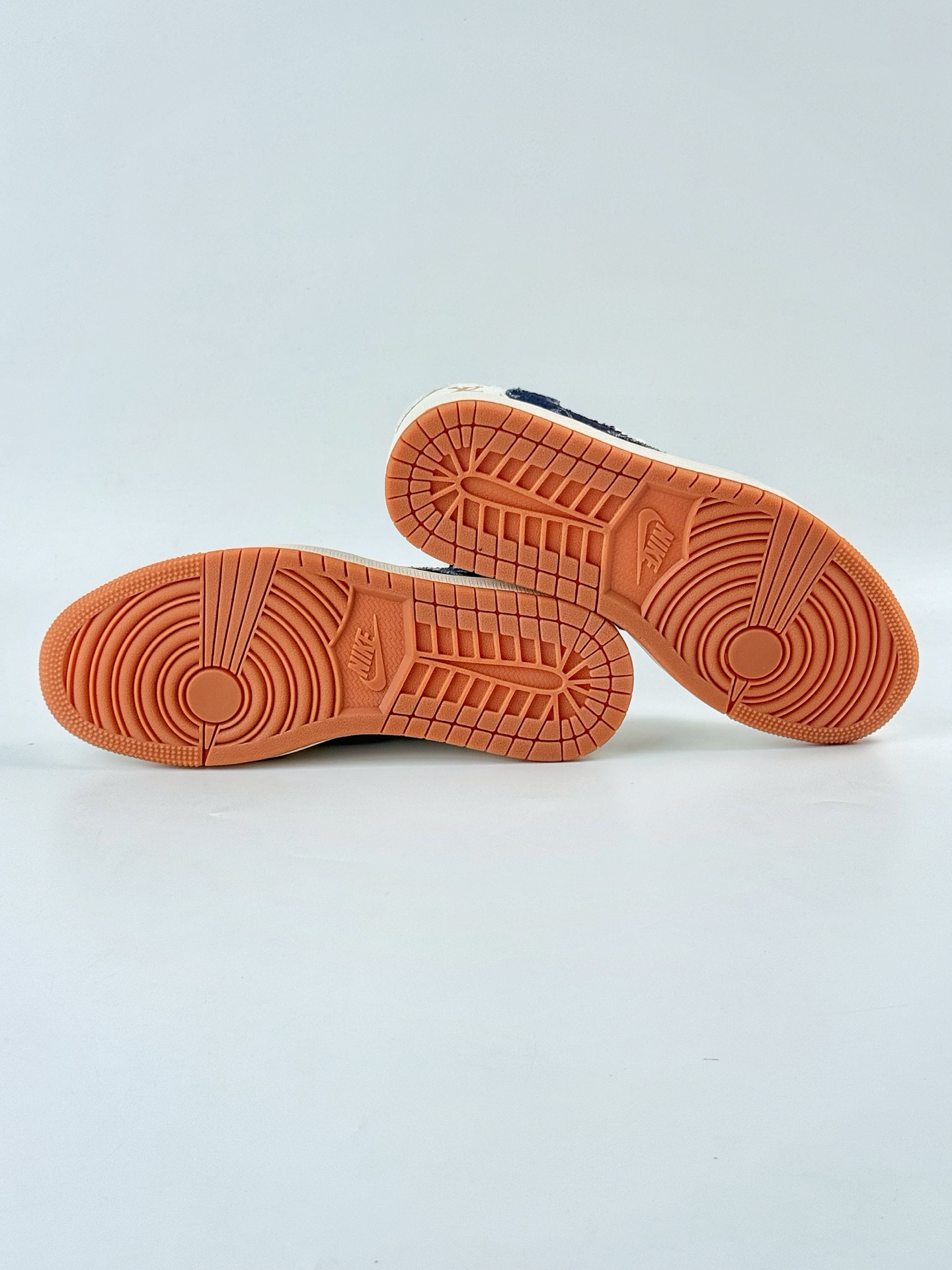 Travis Scott x Nike Air Jordan 1 Low x Louis Vuitton Air Jordan 1 Low 反转白黑满天星倒钩 DM6868-110