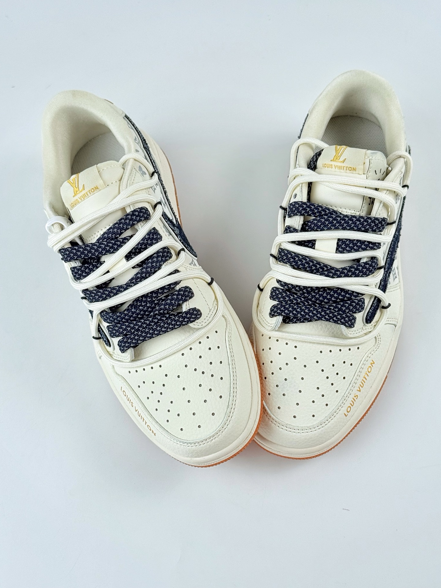 Travis Scott x Nike Air Jordan 1 Low x Louis Vuitton Air Jordan 1 Low 反转白黑满天星倒钩 DM6868-110