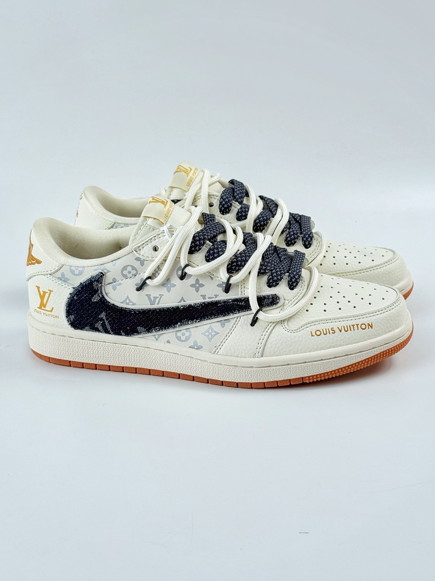 Travis Scott x Nike Air Jordan 1 Low x Louis Vuitton Air Jordan 1 Low 反转白黑满天星倒钩 DM6868-110