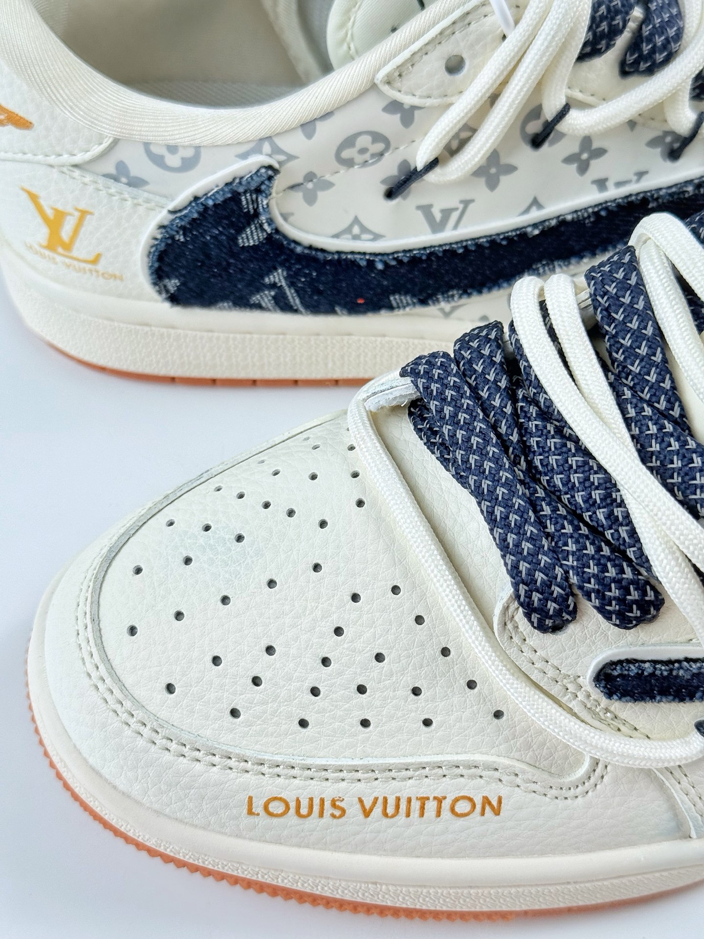 Travis Scott x Nike Air Jordan 1 Low x Louis Vuitton Air Jordan 1 Low 反转白黑满天星倒钩 DM6868-110