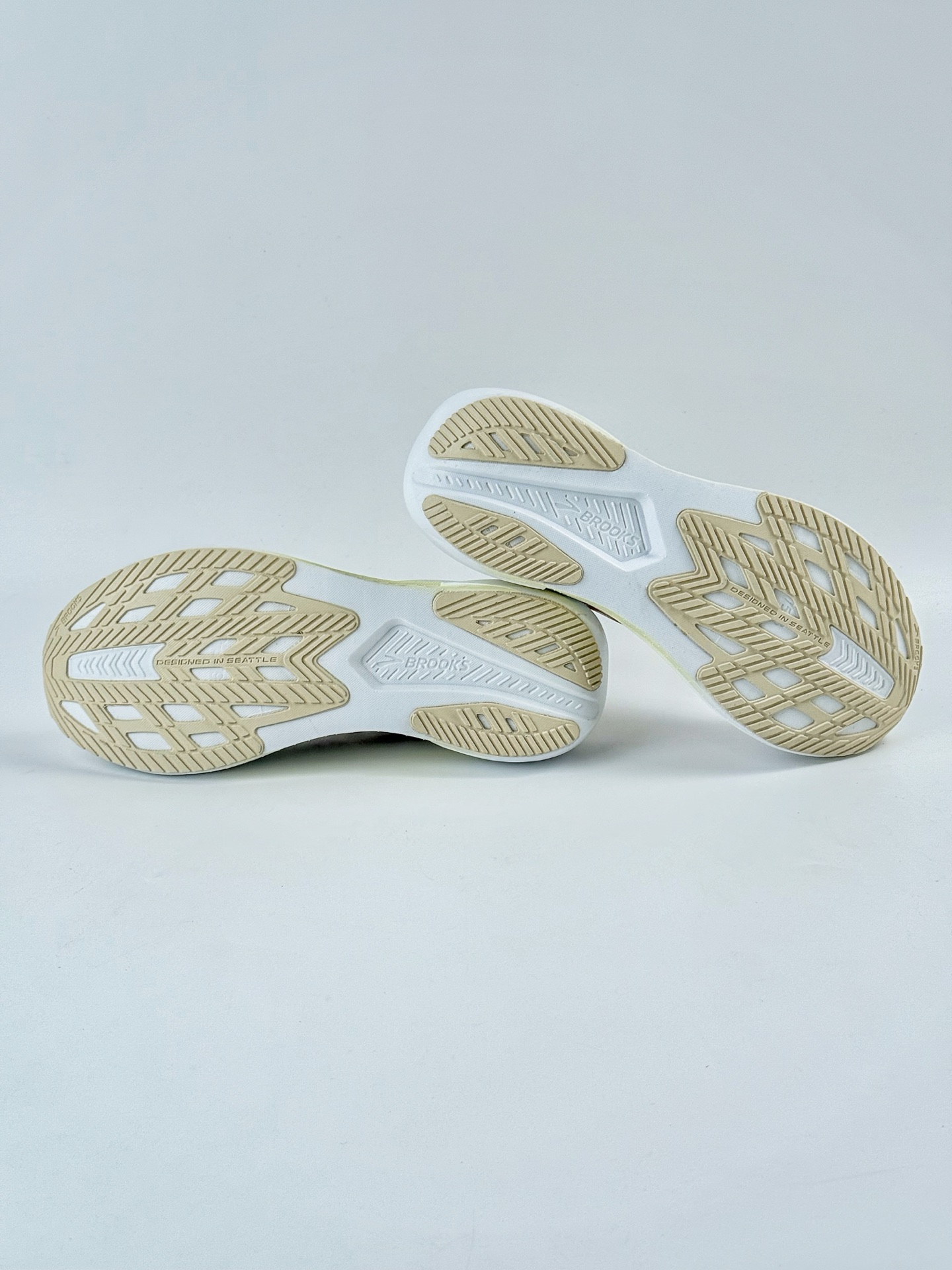 Brooks Hyperion Max 2 布鲁克斯 烈风2系列低帮透气缓震支撑休闲运动慢跑鞋 120421 1B 173
