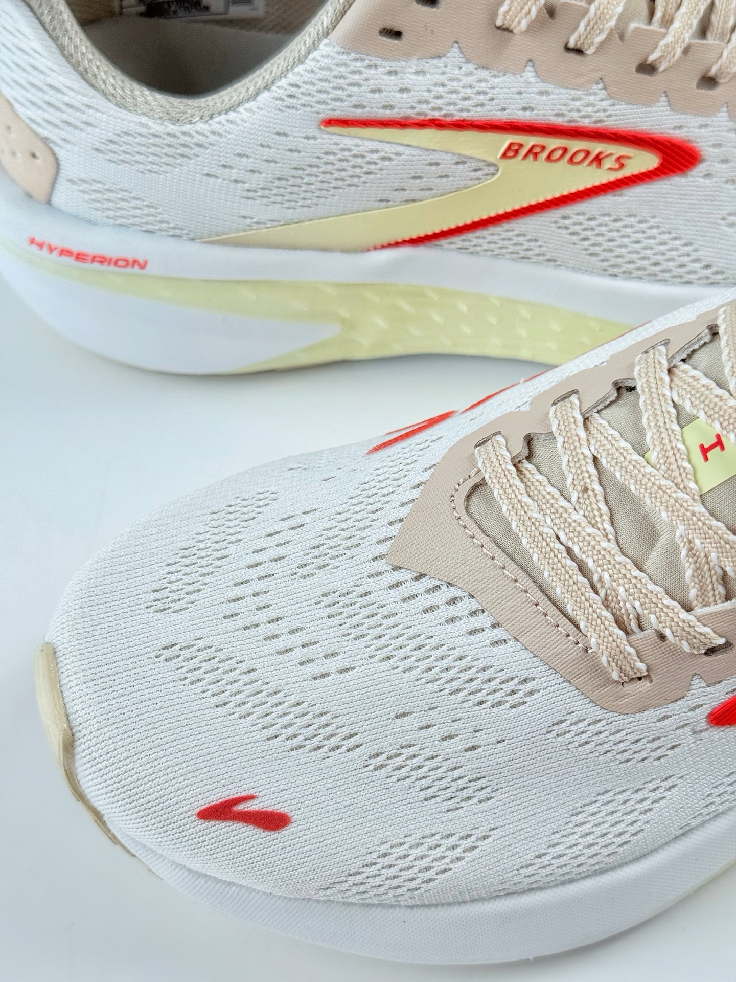Brooks Hyperion Max 2 布鲁克斯 烈风2系列低帮透气缓震支撑休闲运动慢跑鞋 120421 1B 173