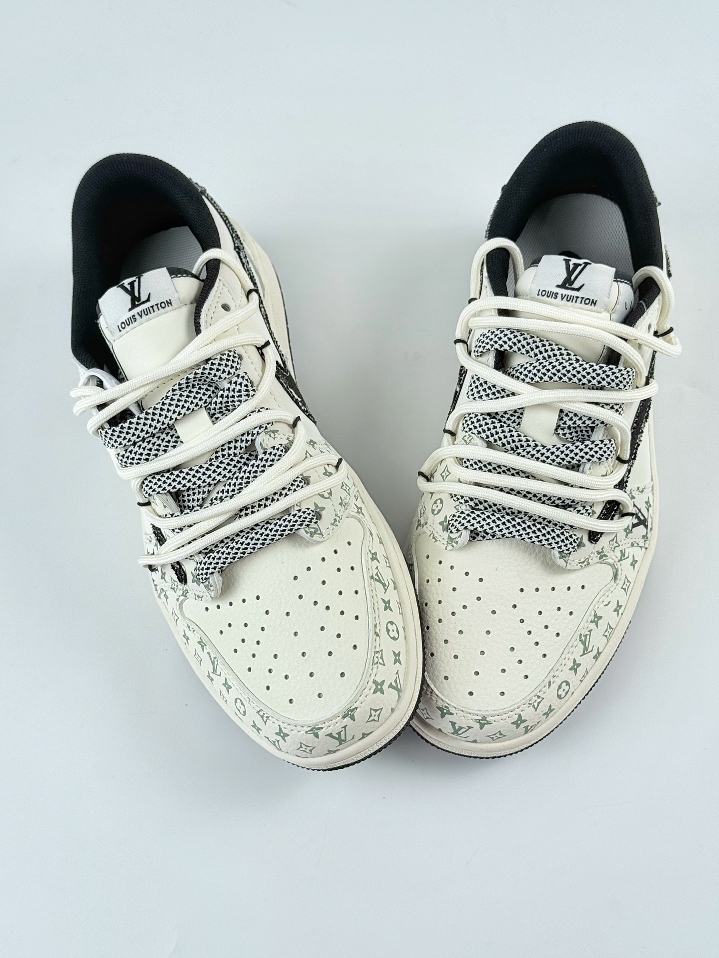 Travis Scott x Nike Air Jordan 1 Low x Louis Vuitton Air Jordan 1 Low 反转白黑满天星倒钩 YX5066-325