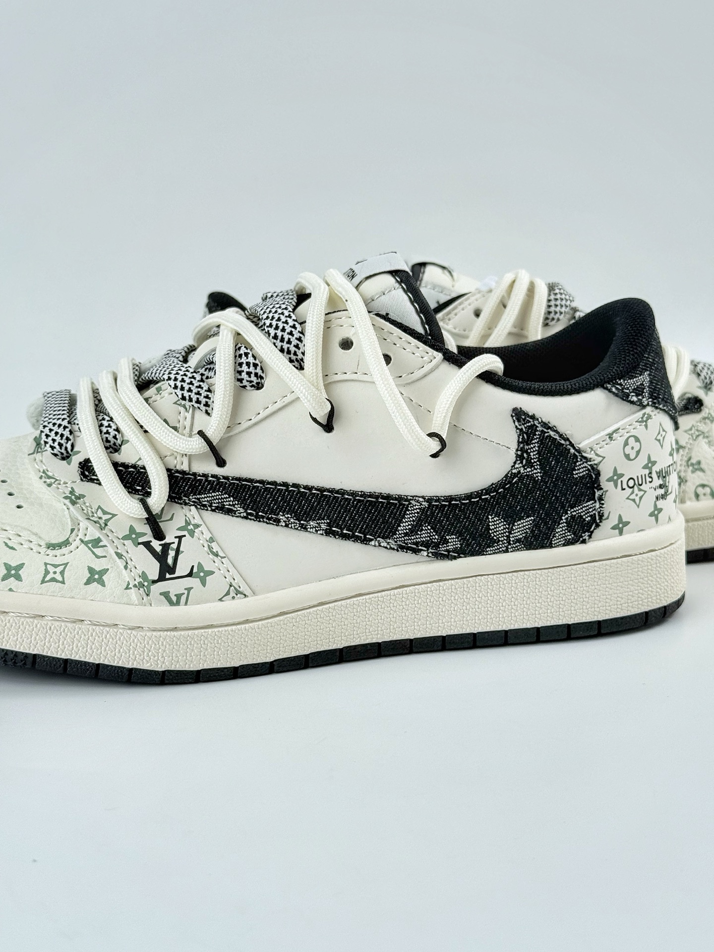 Travis Scott x Nike Air Jordan 1 Low x Louis Vuitton Air Jordan 1 Low 反转白黑满天星倒钩 YX5066-325