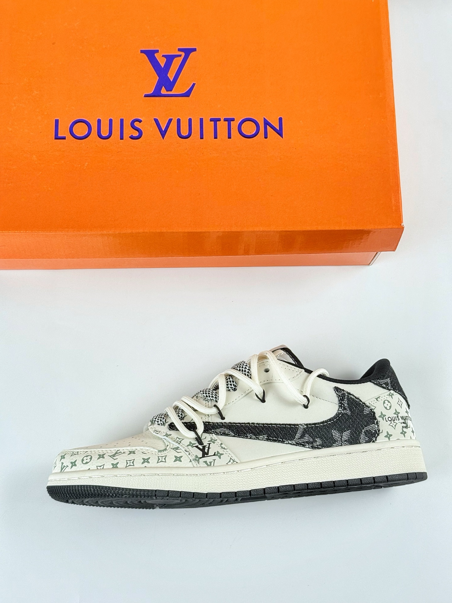 Travis Scott x Nike Air Jordan 1 Low x Louis Vuitton Air Jordan 1 Low 反转白黑满天星倒钩 YX5066-325