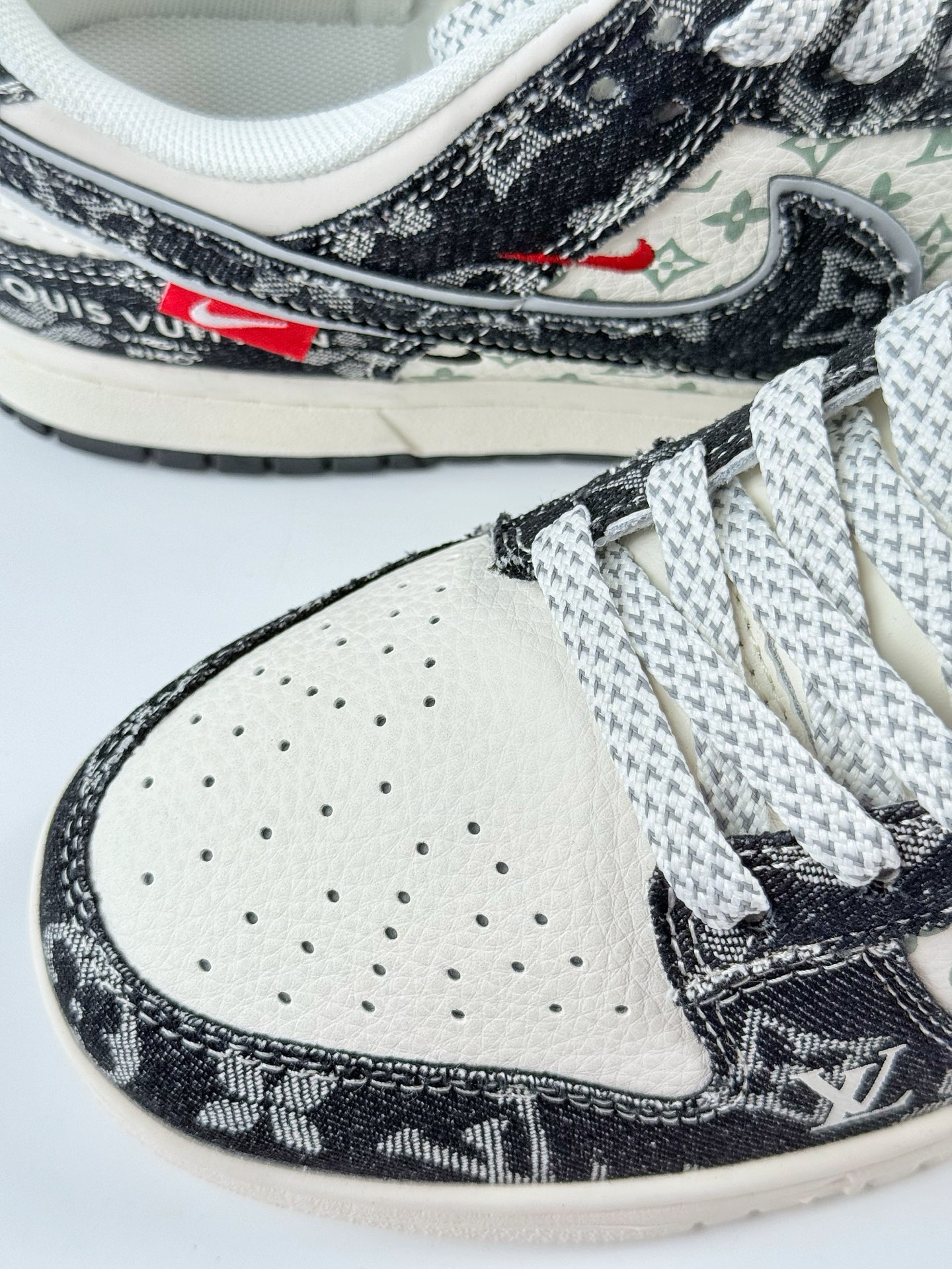 Nike SB Dunk Low x Louis Vuitton 黑白双小勾满天星 YX5066-351