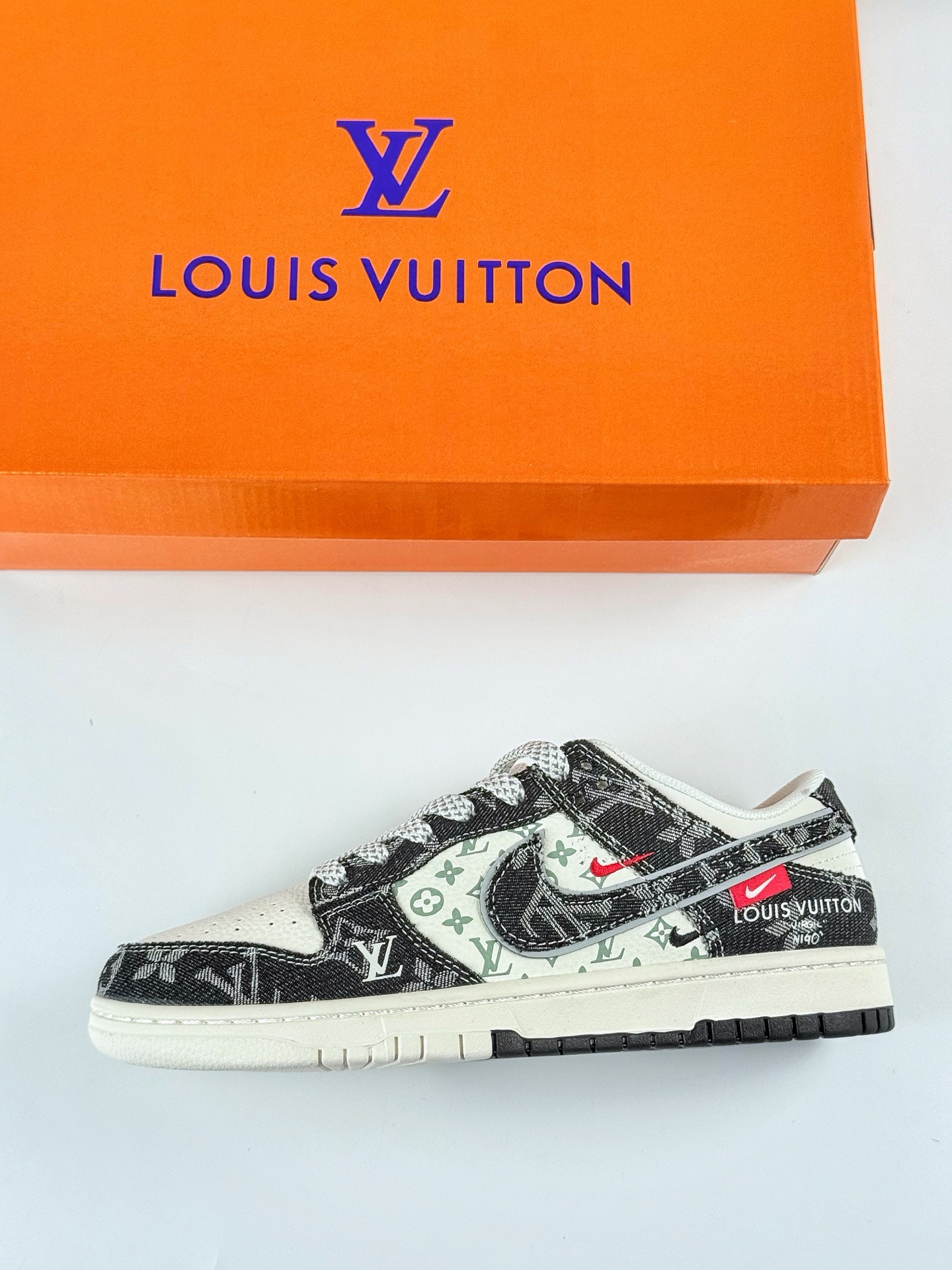Nike SB Dunk Low x Louis Vuitton 黑白双小勾满天星 YX5066-351