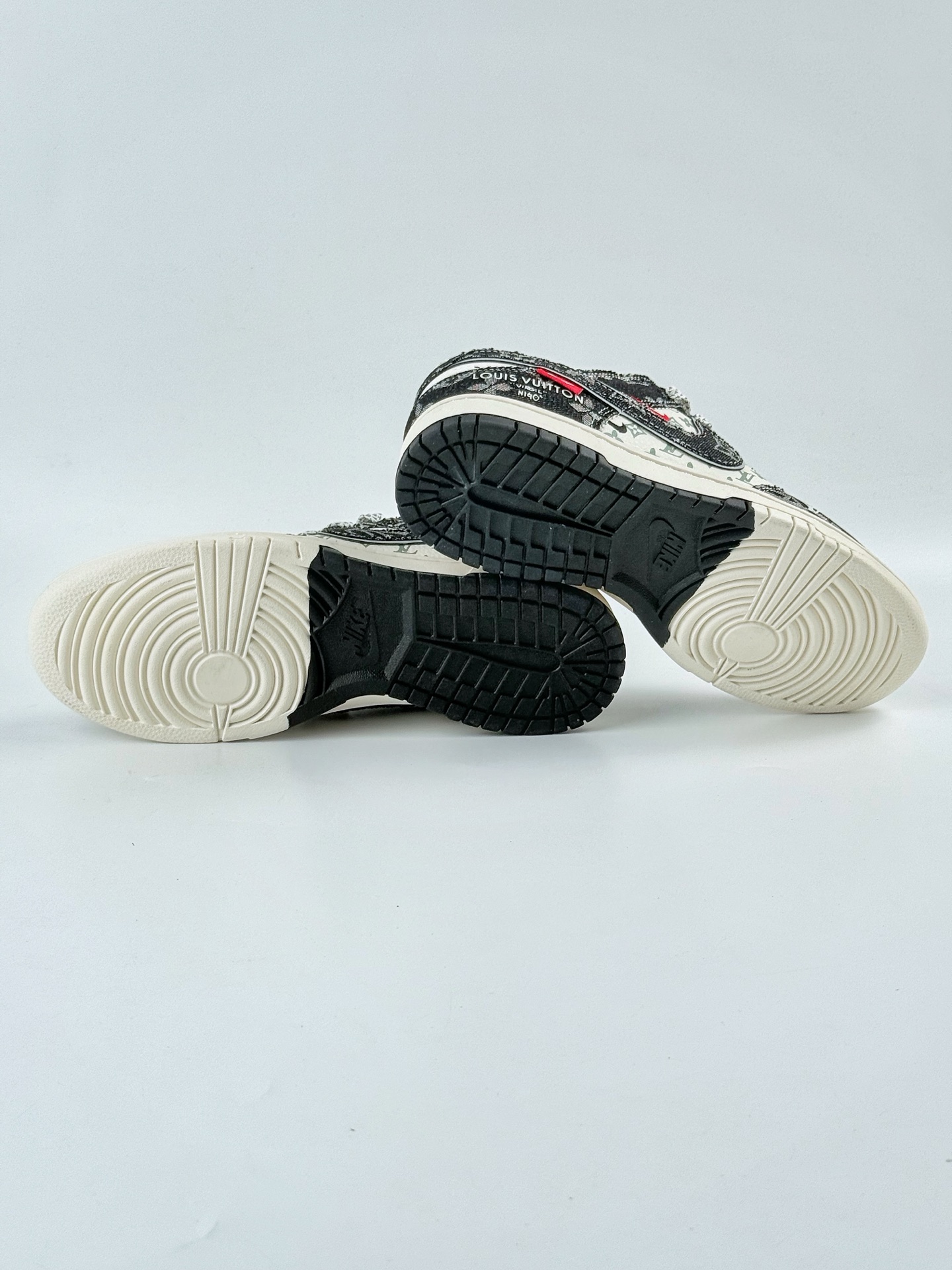Nike SB Dunk Low x Louis Vuitton 黑白双小勾满天星 YX5066-351