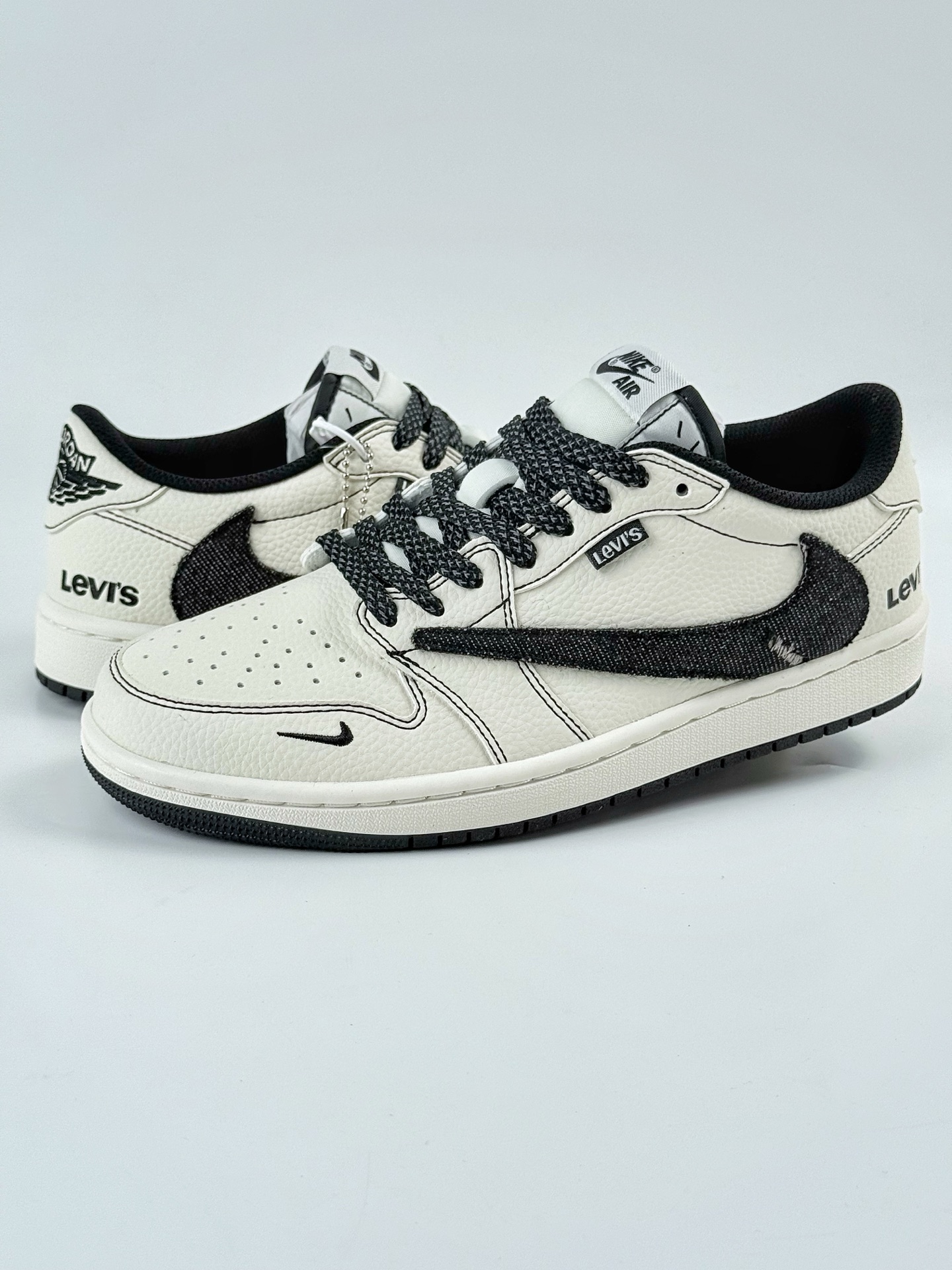 Travis Scott x Nike Air Jordan 1 Low x Levi’s Air Jordan 1 Low 反转白黑小勾满天星倒钩 LE2436-135