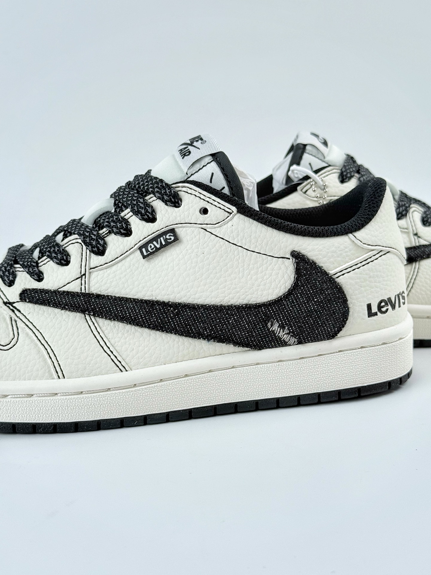 Travis Scott x Nike Air Jordan 1 Low x Levi's Air Jordan 1 Low 反转白黑小勾满天星倒钩 LE2436-135