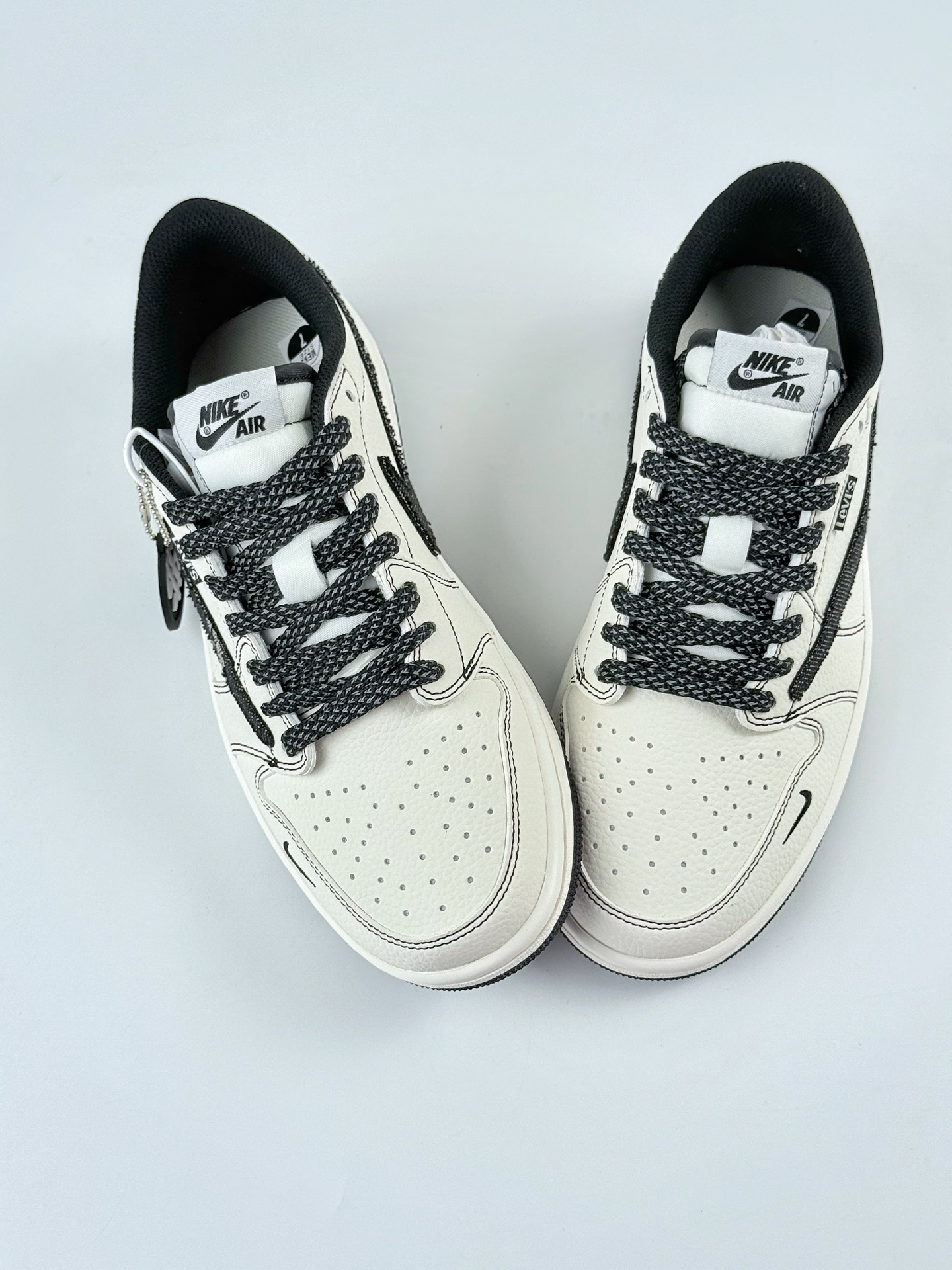 Travis Scott x Nike Air Jordan 1 Low x Levi's Air Jordan 1 Low 反转白黑小勾满天星倒钩 LE2436-135