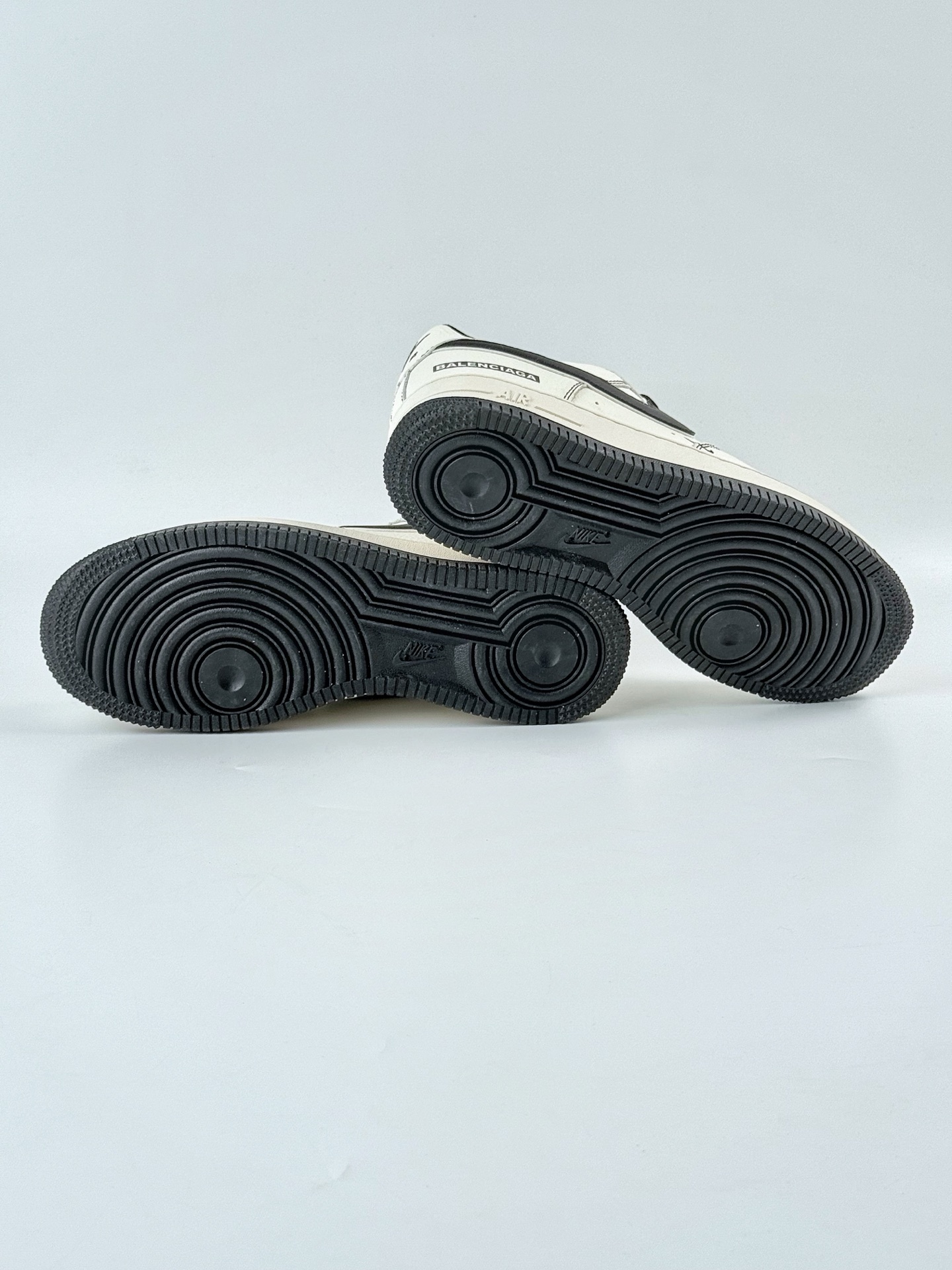 Nike Air Force 1 Low 07 x Balenciaga 白黑双小勾 FR0538-090 Nike Air Force 1 Low 07 x Balenciaga 白黑双小勾 FR0538-090