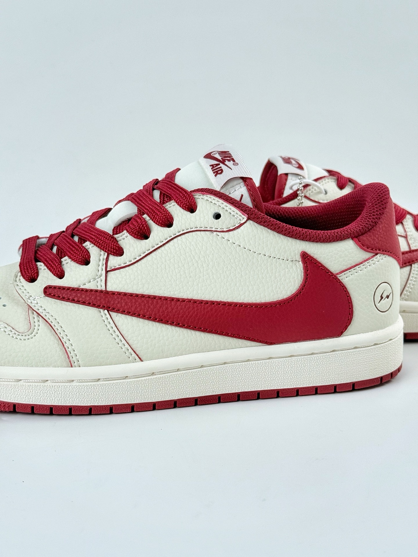 Travis Scott x Nike Air Jordan 1 Low Air Jordan 1 Low 反转白红闪电倒钩 LK1099-066 Travis Scott x Nike Air Jordan 1 Low Air Jordan 1 Low 反转白红闪电倒钩 LK1099-066