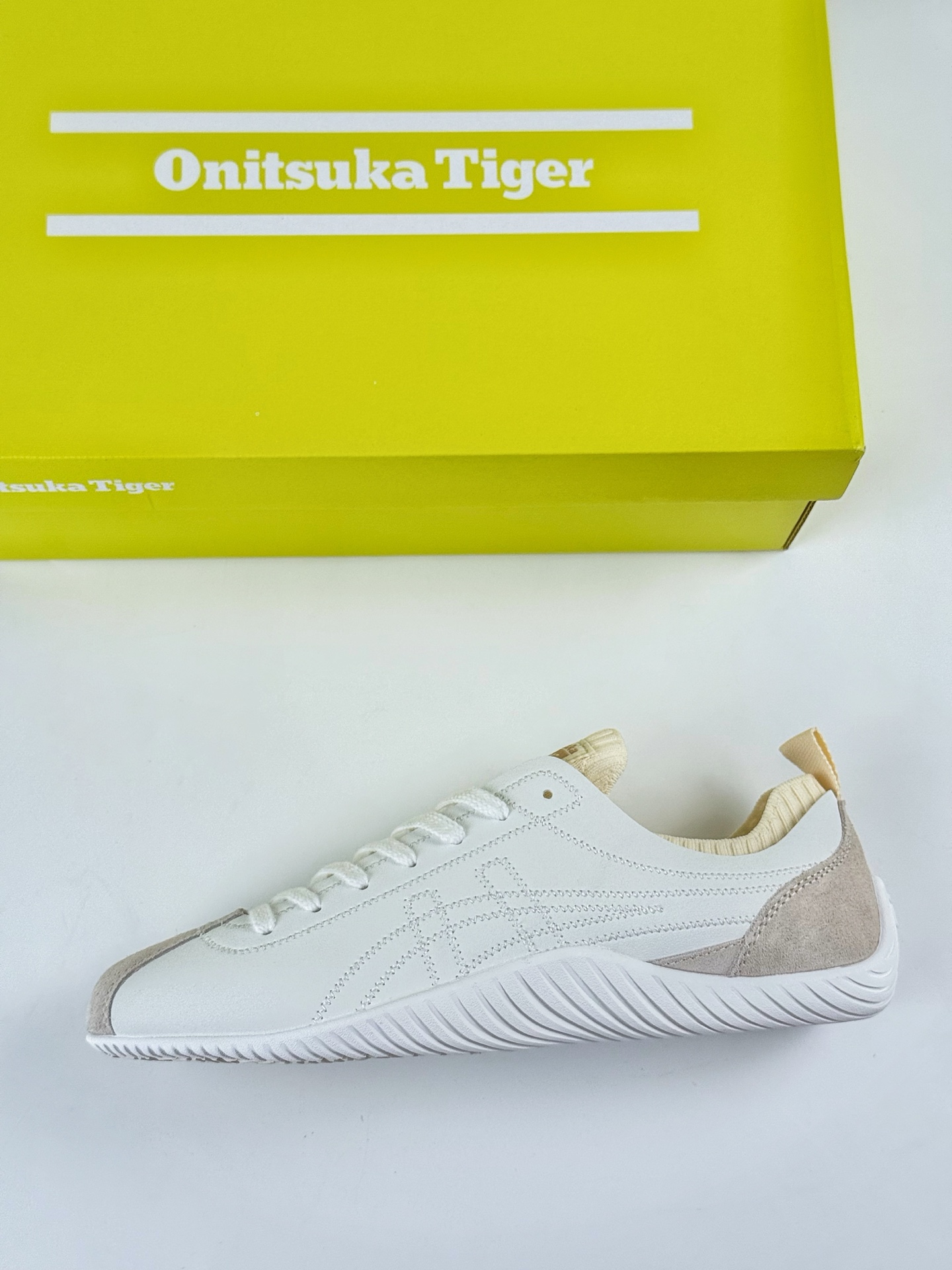 Onitsuka Tiger鬼塚虎SCLAW 绒面革织物 舒适运动休闲鞋 复古美学极简风格 1183B969-101 Onitsuka Tiger鬼塚虎SCLAW 绒面革织物 舒适运动休闲鞋 复古美学极简风格 1183B969-101