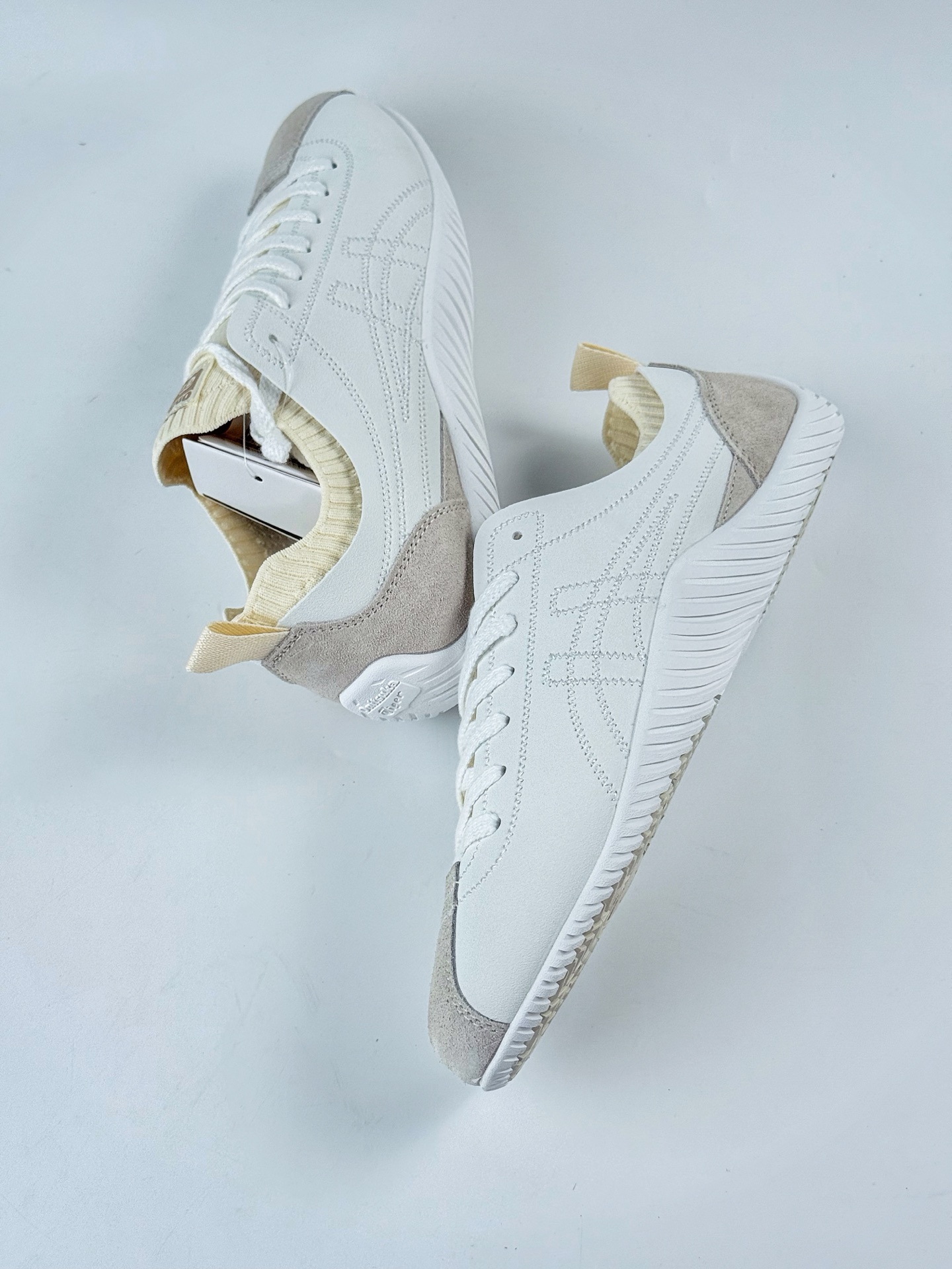 Onitsuka Tiger鬼塚虎SCLAW 绒面革织物 舒适运动休闲鞋 复古美学极简风格 1183B969-101 Onitsuka Tiger鬼塚虎SCLAW 绒面革织物 舒适运动休闲鞋 复古美学极简风格 1183B969-101