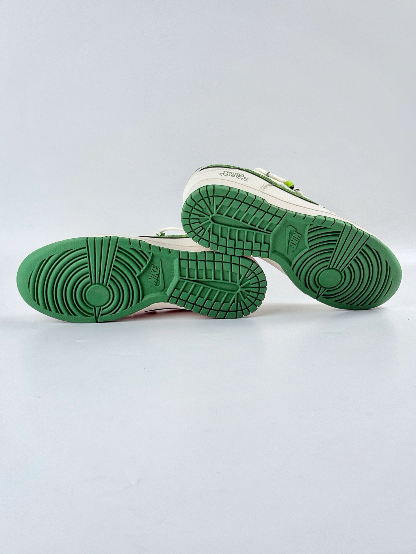 Nike SB Dunk Low x Louis Vuitton 白绿小勾  DM6868-075