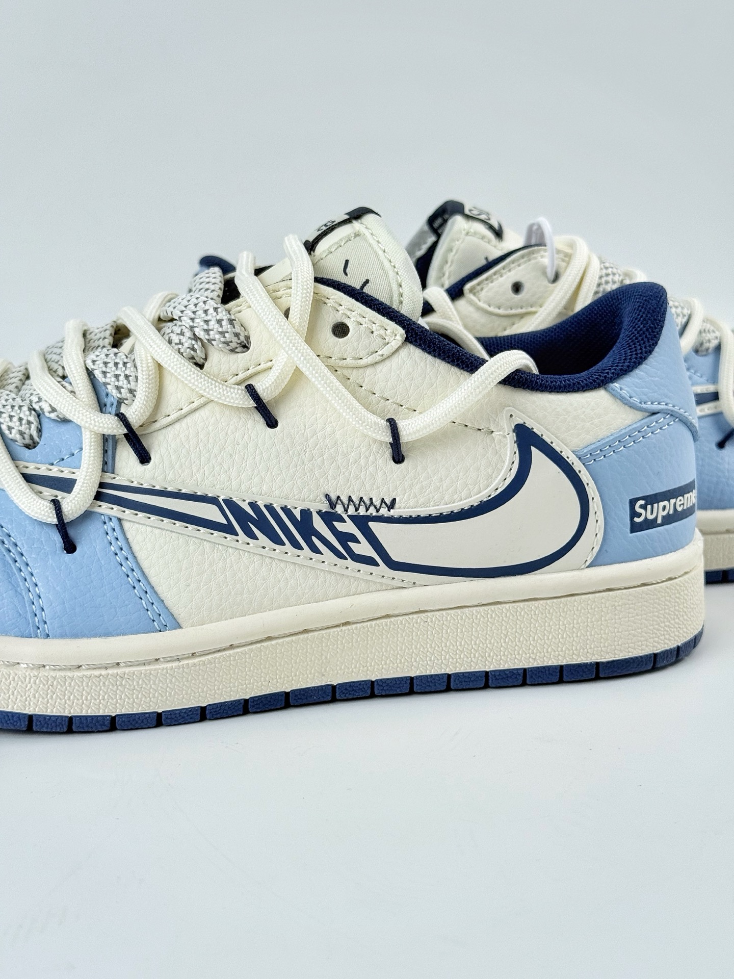 Travis Scott x Nike Air Jordan 1 Low x Supreme Air Jordan 1 Low 反转蓝白小勾满天星倒钩 DM6868-106 Travis Scott x Nike Air Jordan 1 Low x Supreme Air Jordan 1 Low 反转蓝白小勾满天星倒钩 DM6868-106