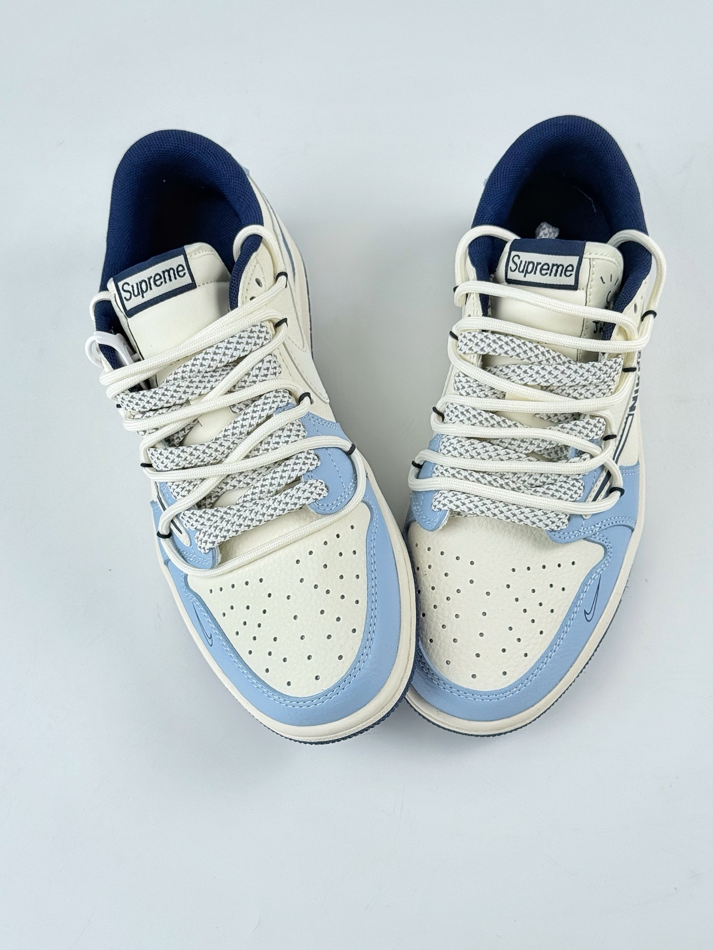 Travis Scott x Nike Air Jordan 1 Low x Supreme Air Jordan 1 Low 反转蓝白小勾满天星倒钩 DM6868-106 Travis Scott x Nike Air Jordan 1 Low x Supreme Air Jordan 1 Low 反转蓝白小勾满天星倒钩 DM6868-106