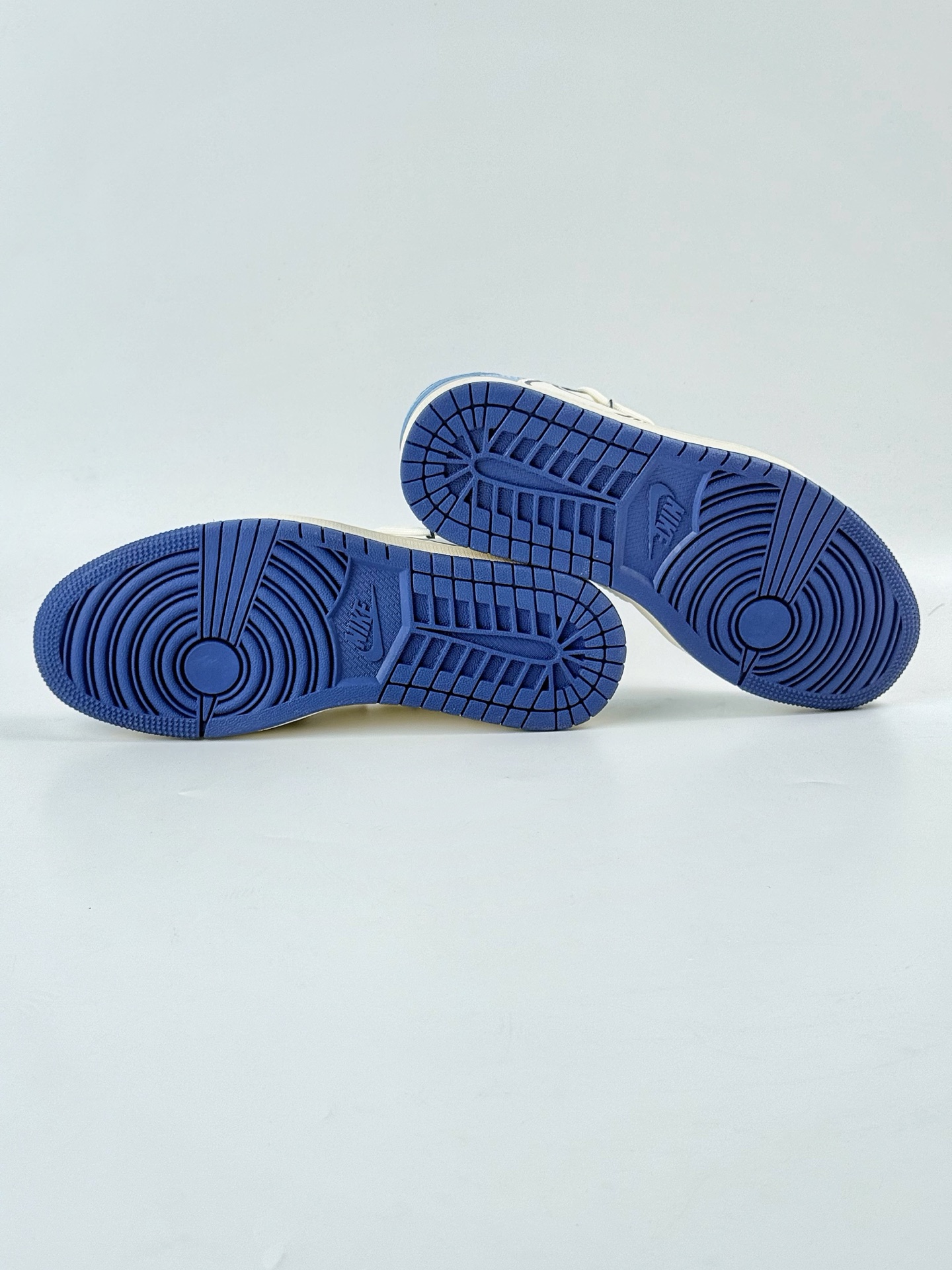 Travis Scott x Nike Air Jordan 1 Low x Supreme Air Jordan 1 Low 反转蓝白小勾满天星倒钩 DM6868-106 Travis Scott x Nike Air Jordan 1 Low x Supreme Air Jordan 1 Low 反转蓝白小勾满天星倒钩 DM6868-106