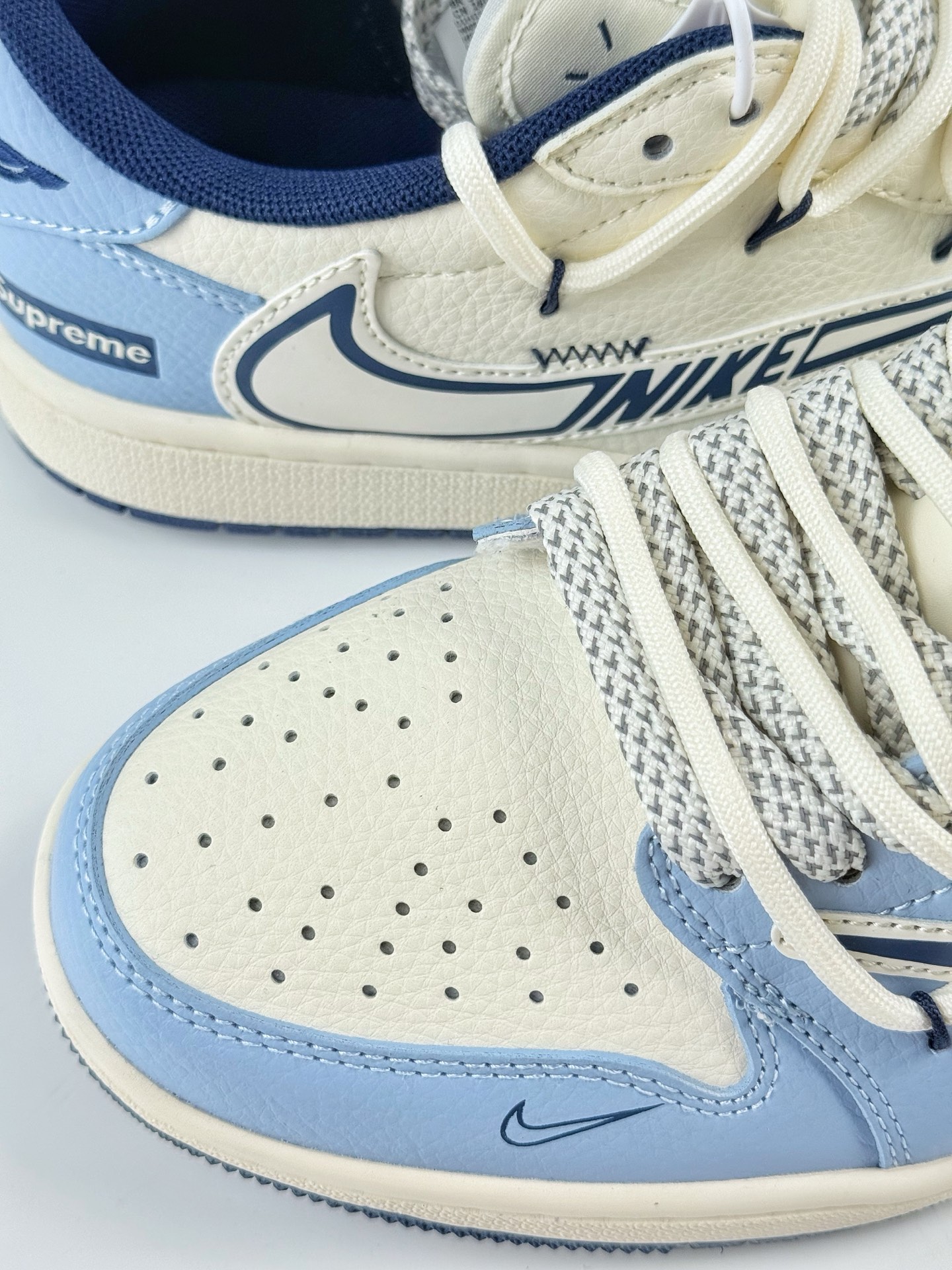 Travis Scott x Nike Air Jordan 1 Low x Supreme Air Jordan 1 Low 反转蓝白小勾满天星倒钩 DM6868-106 Travis Scott x Nike Air Jordan 1 Low x Supreme Air Jordan 1 Low 反转蓝白小勾满天星倒钩 DM6868-106