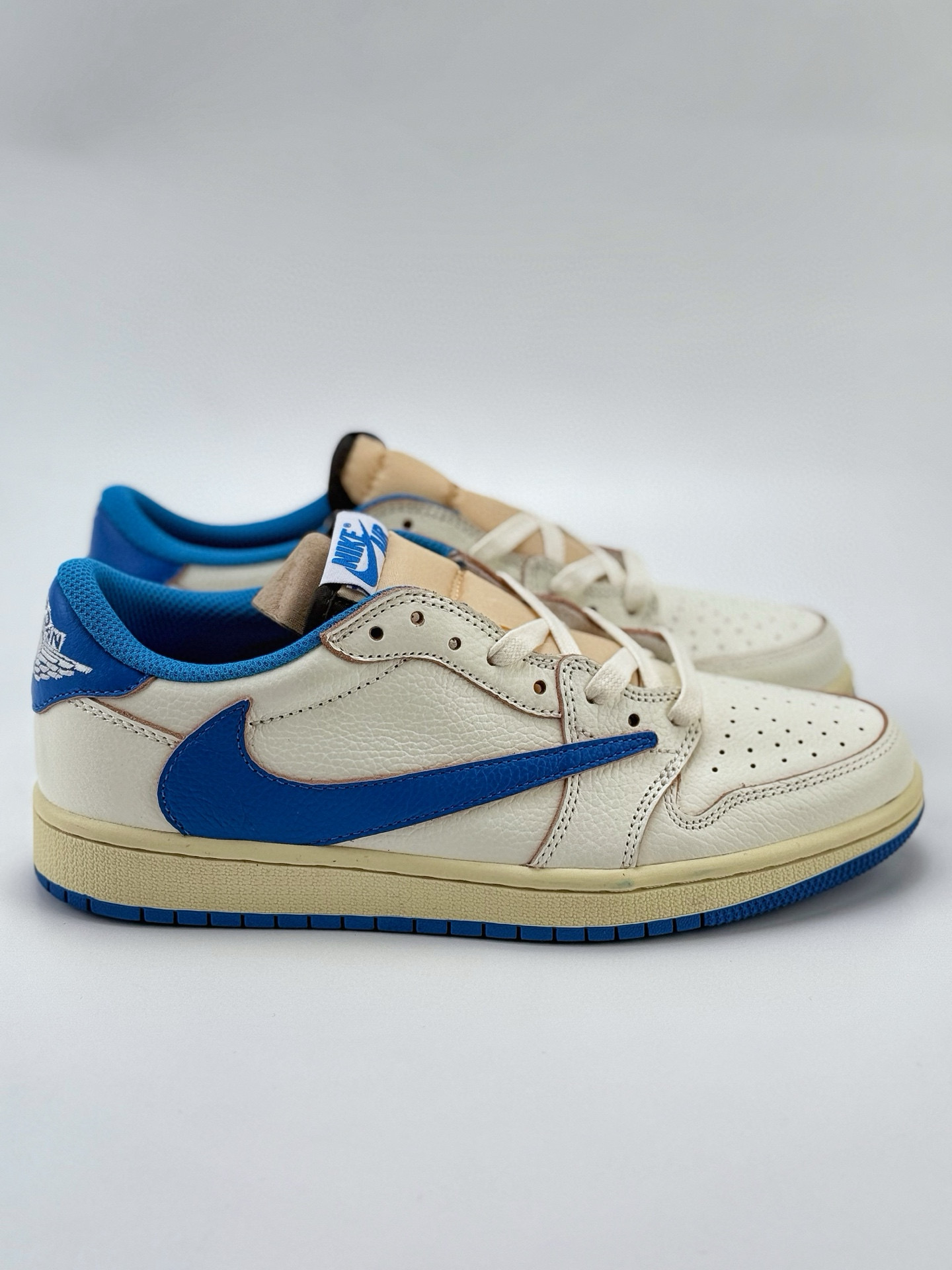 Travis Scott x Nike Air Jordan 1 Low 白蓝 Air Jordan 1 Low 反转倒钩 DM7866-104