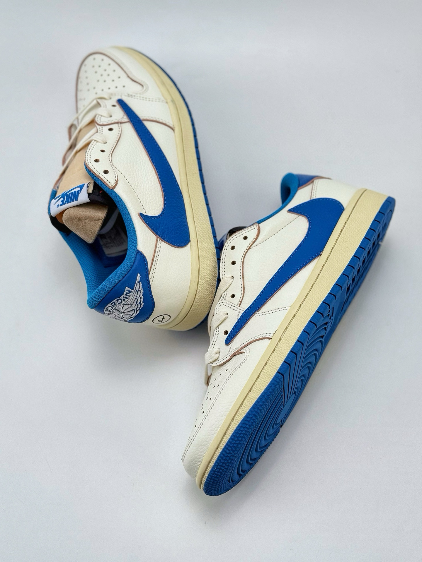 Travis Scott x Nike Air Jordan 1 Low 白蓝 Air Jordan 1 Low 反转倒钩 DM7866-104