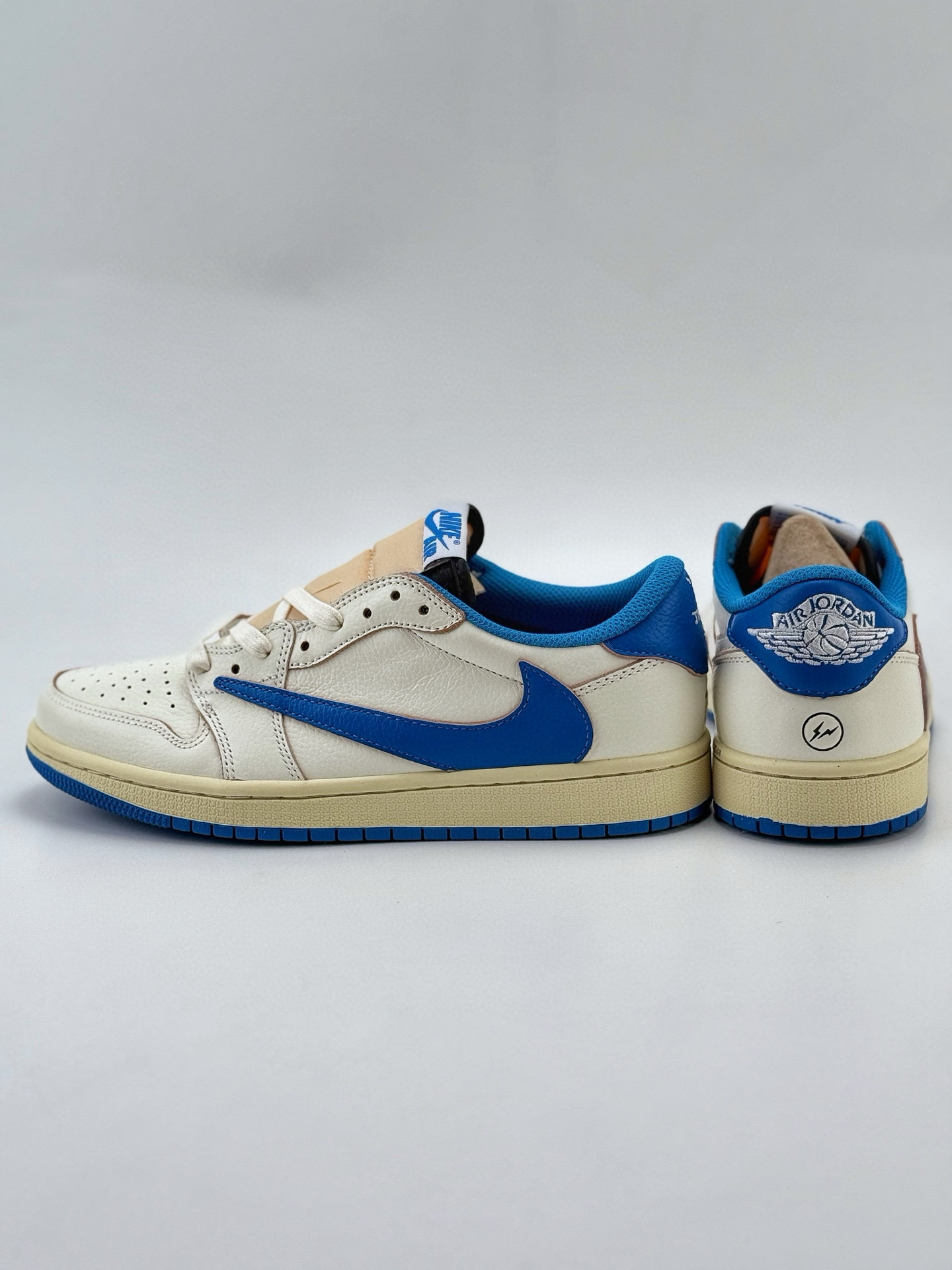 Travis Scott x Nike Air Jordan 1 Low 白蓝 Air Jordan 1 Low 反转倒钩 DM7866-104