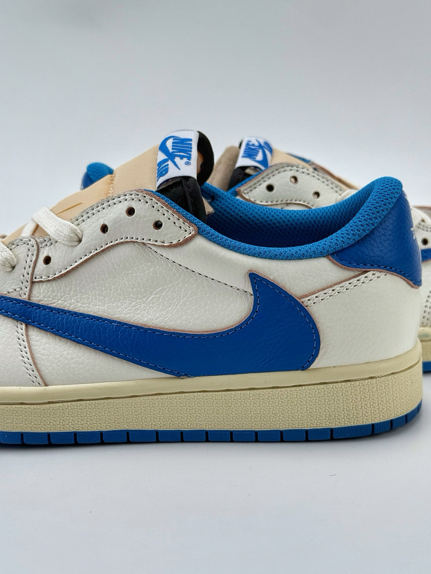 Travis Scott x Nike Air Jordan 1 Low 白蓝 Air Jordan 1 Low 反转倒钩 DM7866-104