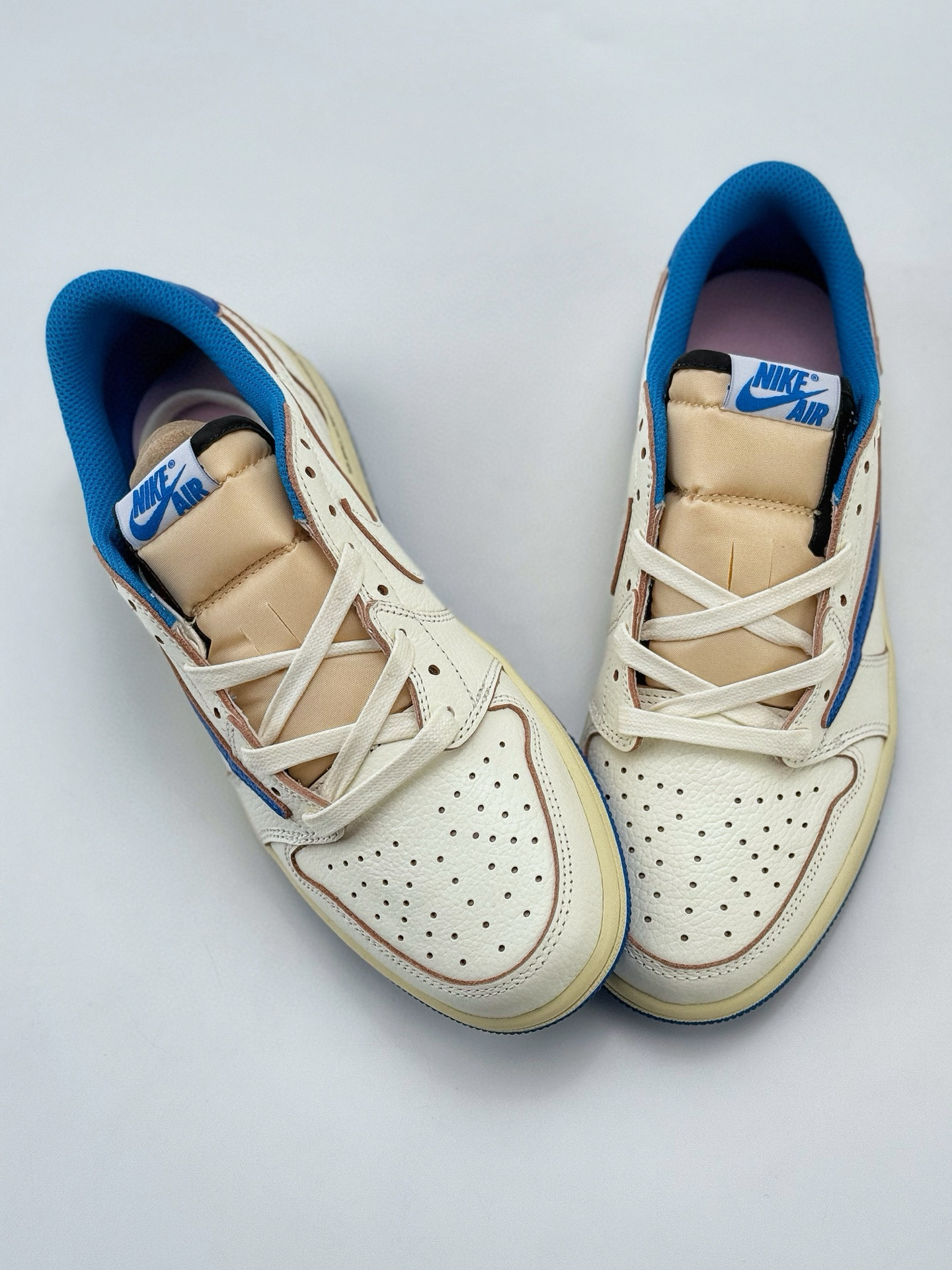 Travis Scott x Nike Air Jordan 1 Low 白蓝 Air Jordan 1 Low 反转倒钩 DM7866-104