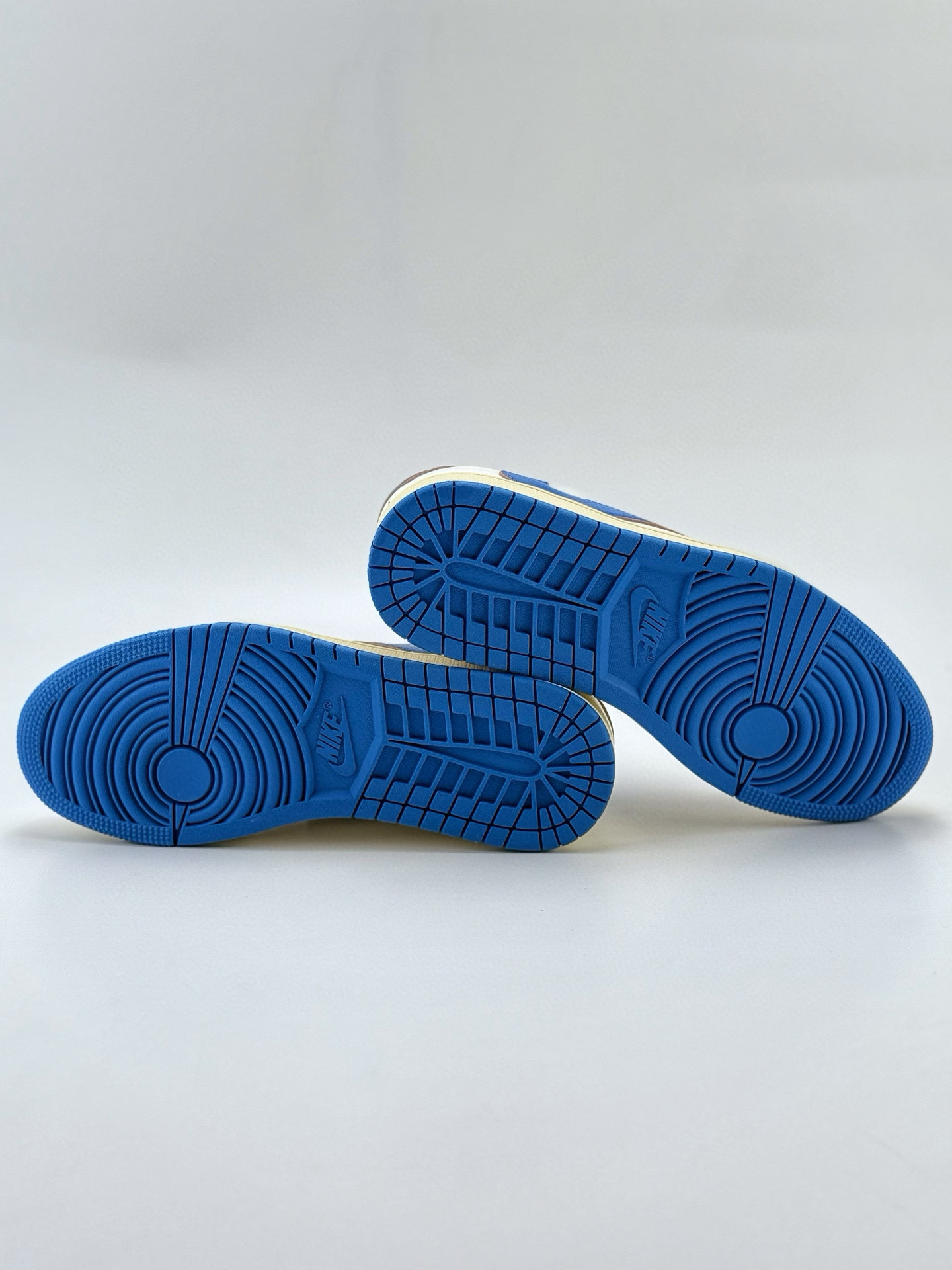 Travis Scott x Nike Air Jordan 1 Low 白蓝 Air Jordan 1 Low 反转倒钩 DM7866-104